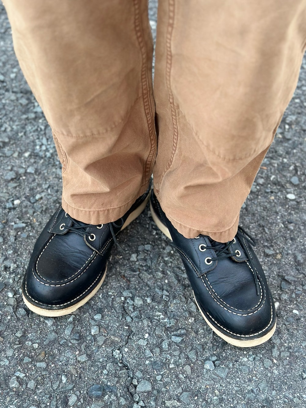 ホワイト系のTシャツ/カットソー、その他のシャツ/ブラウス、ブルー系のデニムジャケットを着用したメンズの秋コーディネートの2枚目の写真