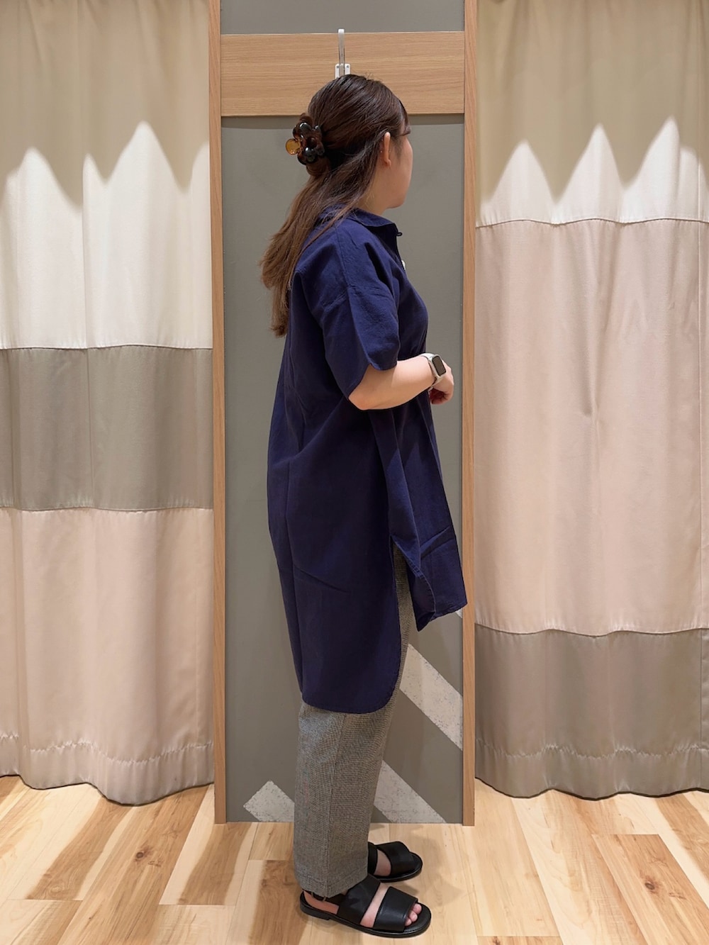 ブルー系のトップス、ブラック系のその他パンツ、ホワイト系のタンクトップを着用したレディースの夏コーディネートの2枚目の写真