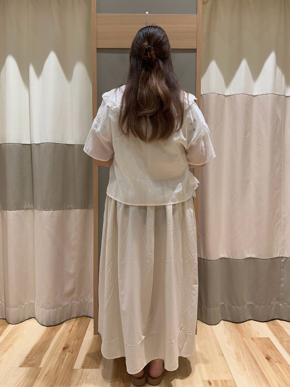 ホワイト系のTシャツ/カットソー、ホワイト系のワンピース、ホワイト系のシャツ/ブラウスを着用したレディースの夏コーディネートの3枚目の写真