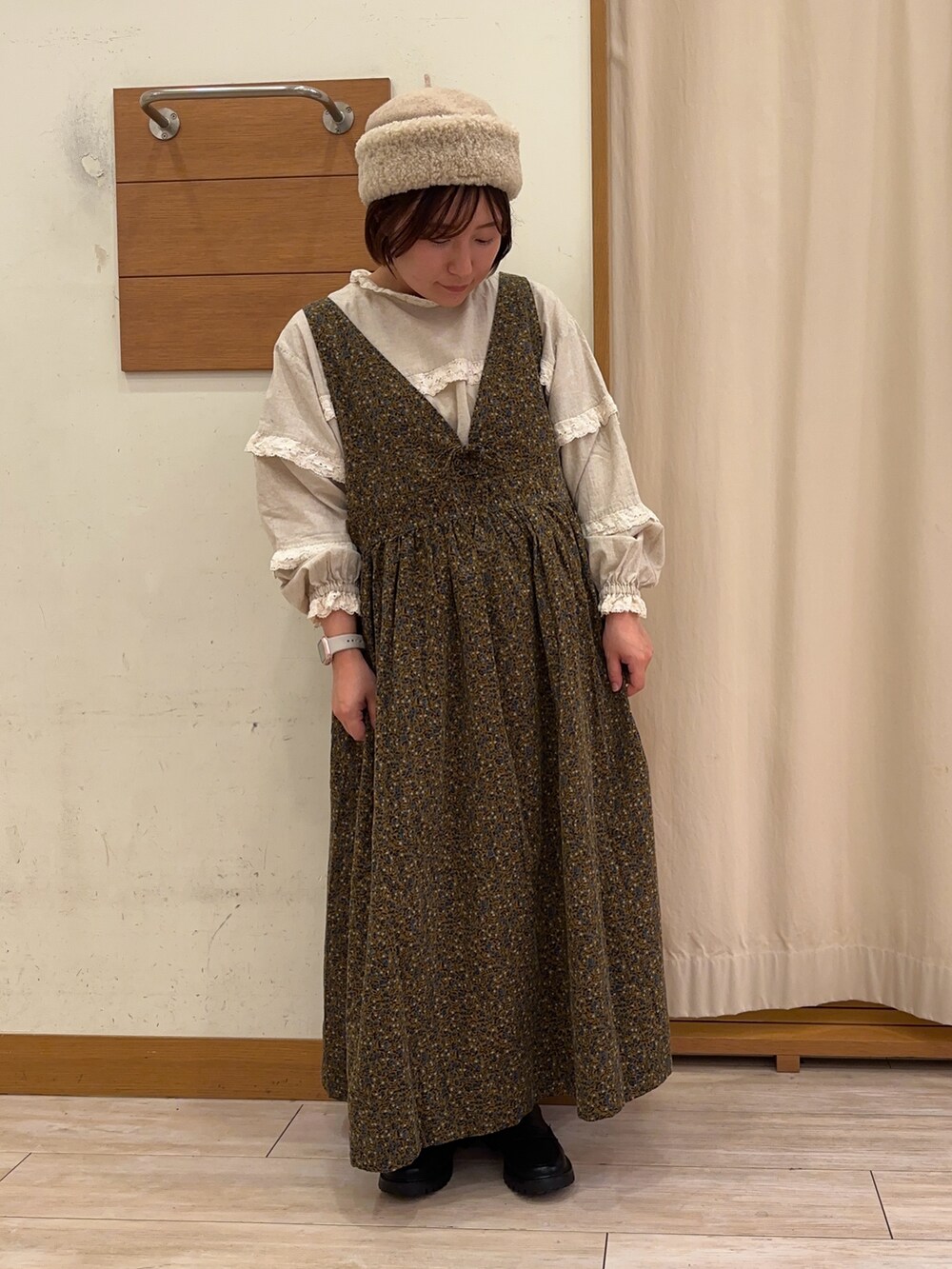 ホワイト系のシャツ/ブラウス、ブラウン系のベスト、イエロー系のワンピースを着用したレディースの秋コーディネートの5枚目の写真