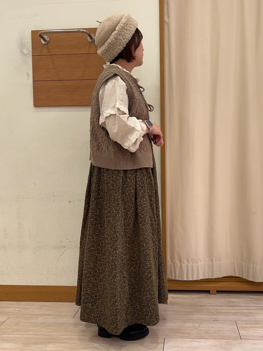 ホワイト系のシャツ/ブラウス、ブラウン系のベスト、イエロー系のワンピースを着用したレディースの秋コーディネートの2枚目の写真