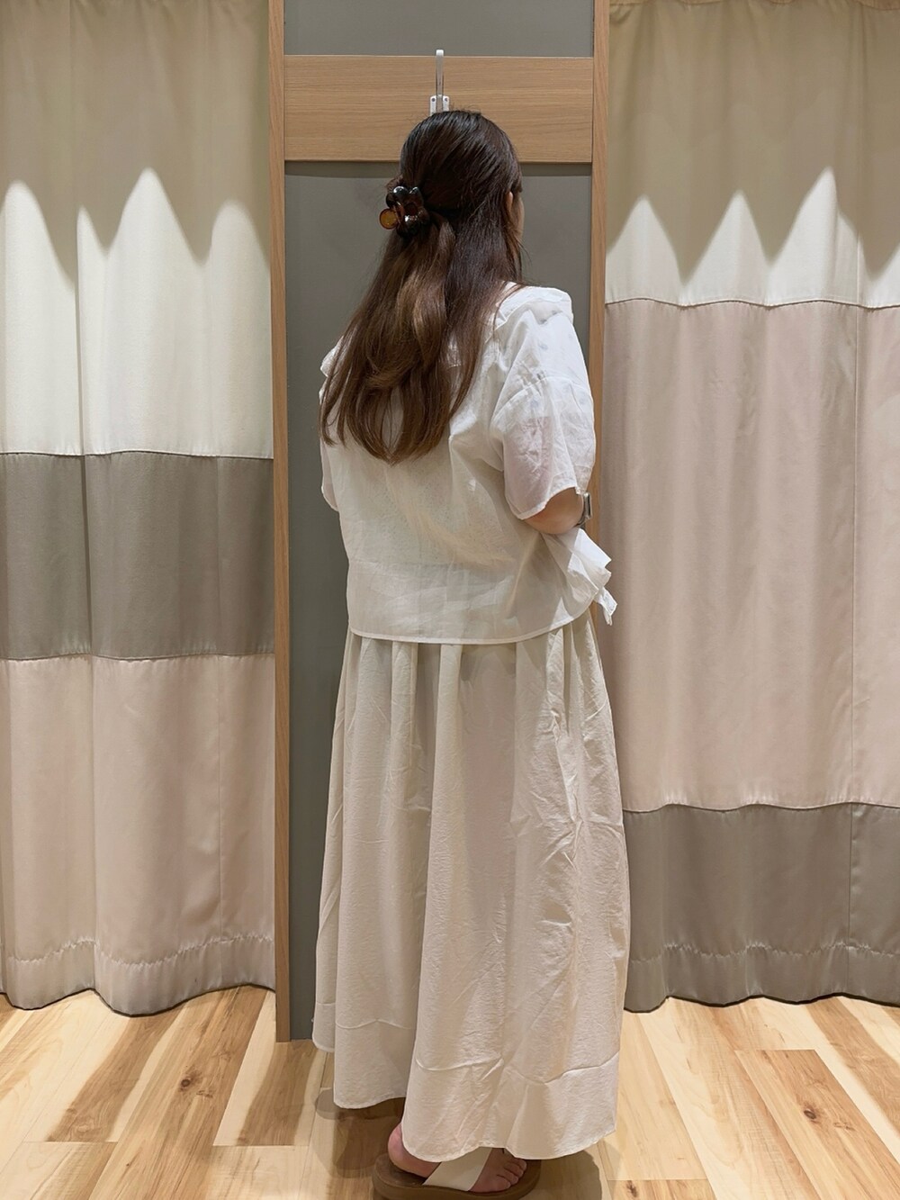 ホワイト系のTシャツ/カットソー、ホワイト系のワンピース、ホワイト系のシャツ/ブラウスを着用したレディースの夏コーディネートの2枚目の写真