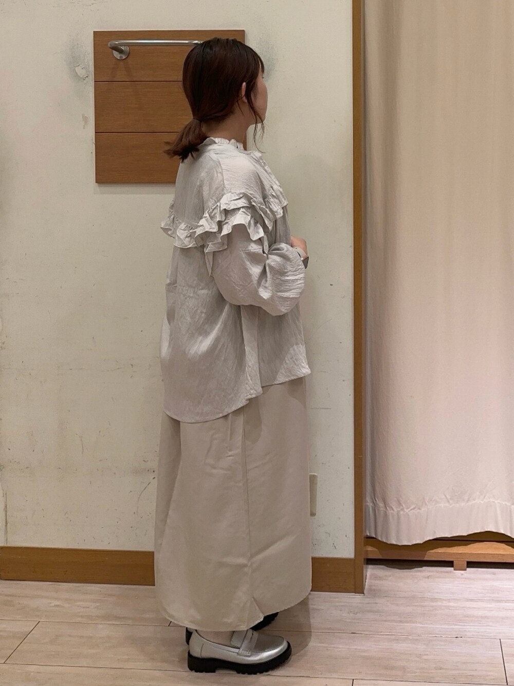 ブラック系のタンクトップ、ベージュ系のシャツ/ブラウス、シルバー系のドレスシューズを着用したレディースの夏コーディネートの2枚目の写真