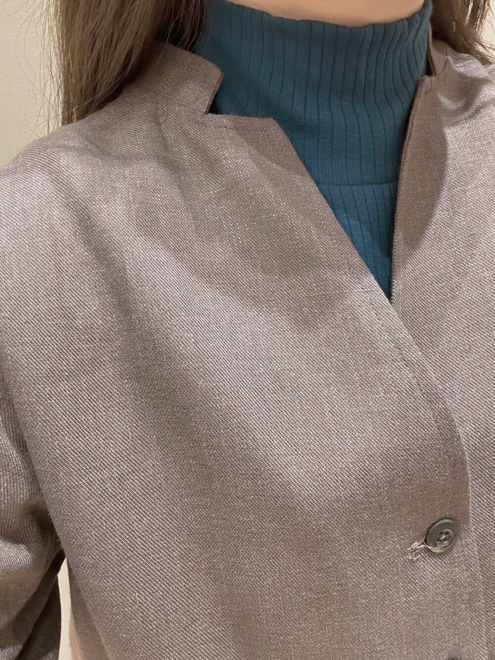 グレー系のスカート、ブルー系のTシャツ/カットソー、グレー系のジャケット/アウターを着用したレディースの秋コーディネートの2枚目の写真