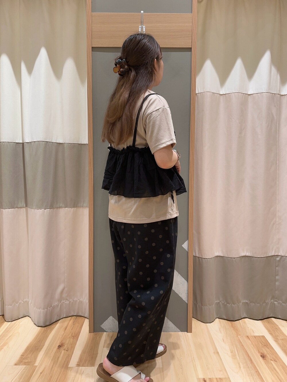 ベージュ系のTシャツ/カットソー、ブラック系のその他パンツ、ホワイト系のサンダルを着用したレディースの夏コーディネートの2枚目の写真