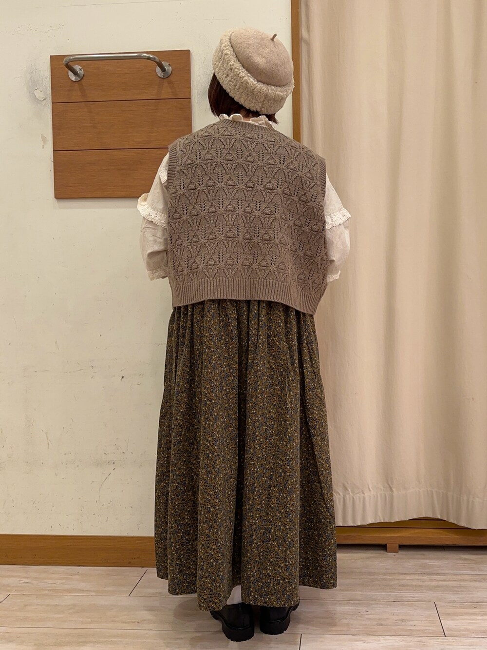 ホワイト系のシャツ/ブラウス、ブラウン系のベスト、イエロー系のワンピースを着用したレディースの秋コーディネートの3枚目の写真