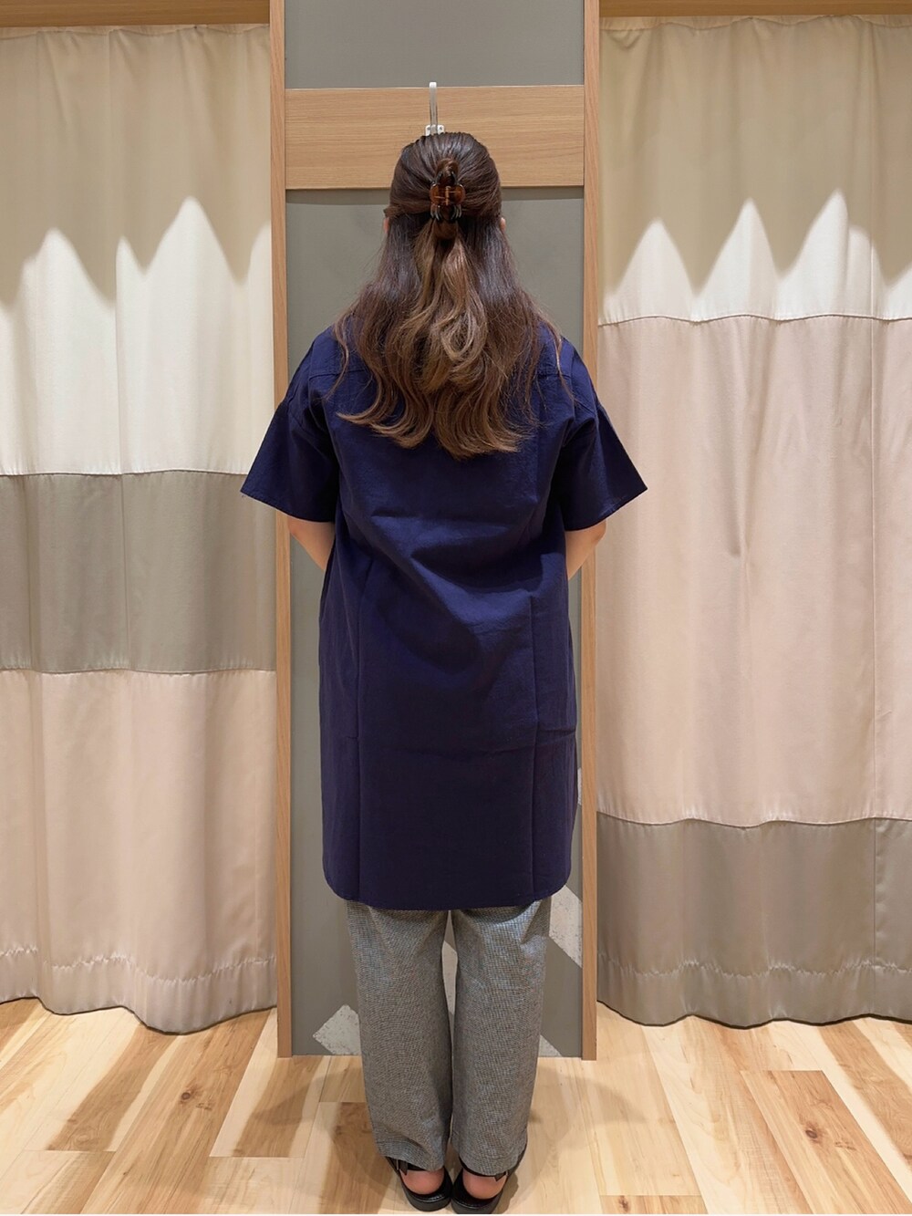 ブルー系のトップス、ブラック系のその他パンツ、ホワイト系のタンクトップを着用したレディースの夏コーディネートの3枚目の写真