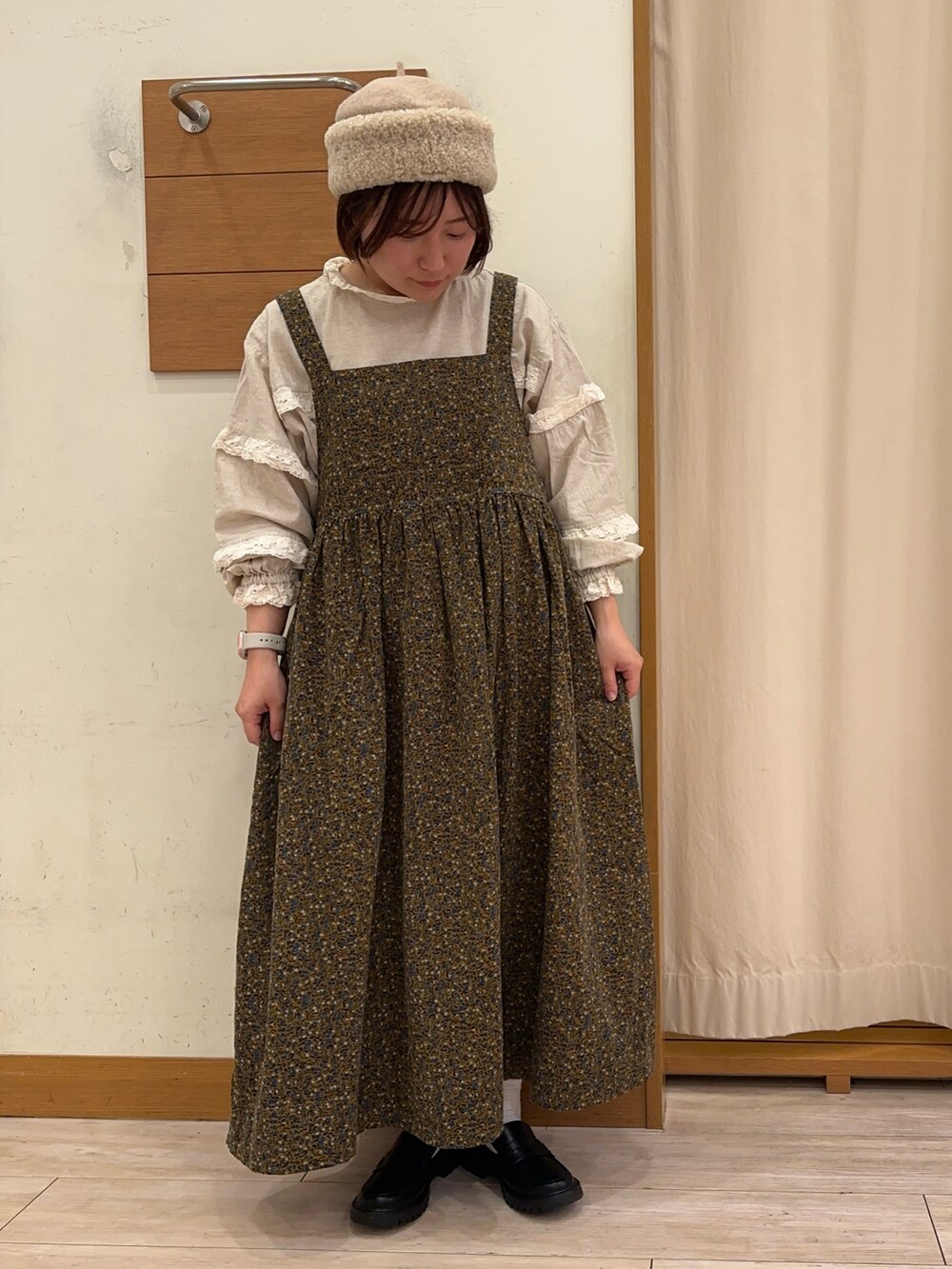 ホワイト系のシャツ/ブラウス、ブラウン系のベスト、イエロー系のワンピースを着用したレディースの秋コーディネートの4枚目の写真