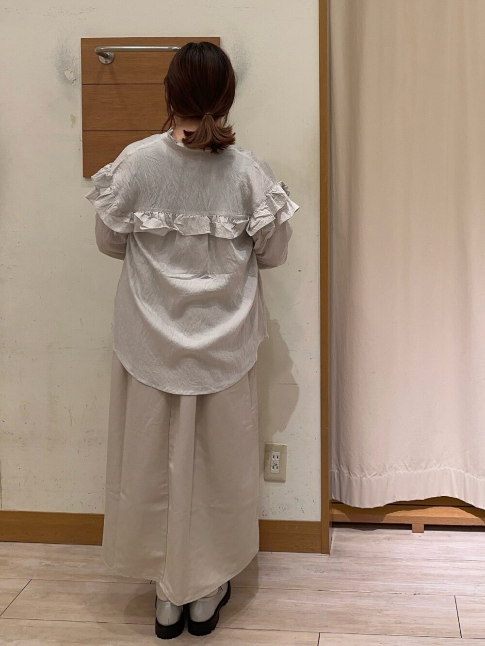 ブラック系のタンクトップ、ベージュ系のシャツ/ブラウス、シルバー系のドレスシューズを着用したレディースの夏コーディネートの3枚目の写真