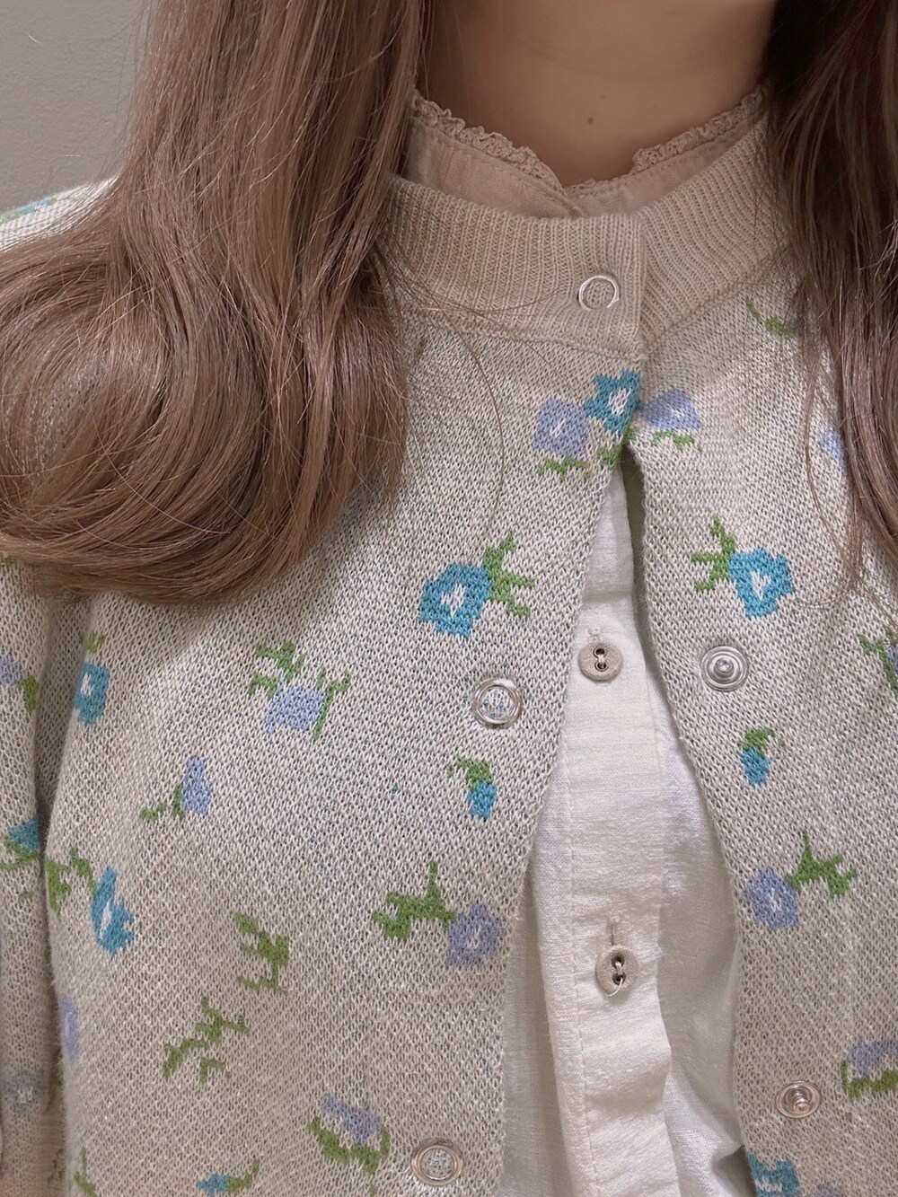 ブルー系のカーディガン/ボレロ、ホワイト系のシャツ/ブラウス、グレー系のスカートを着用したレディースの冬コーディネートの3枚目の写真