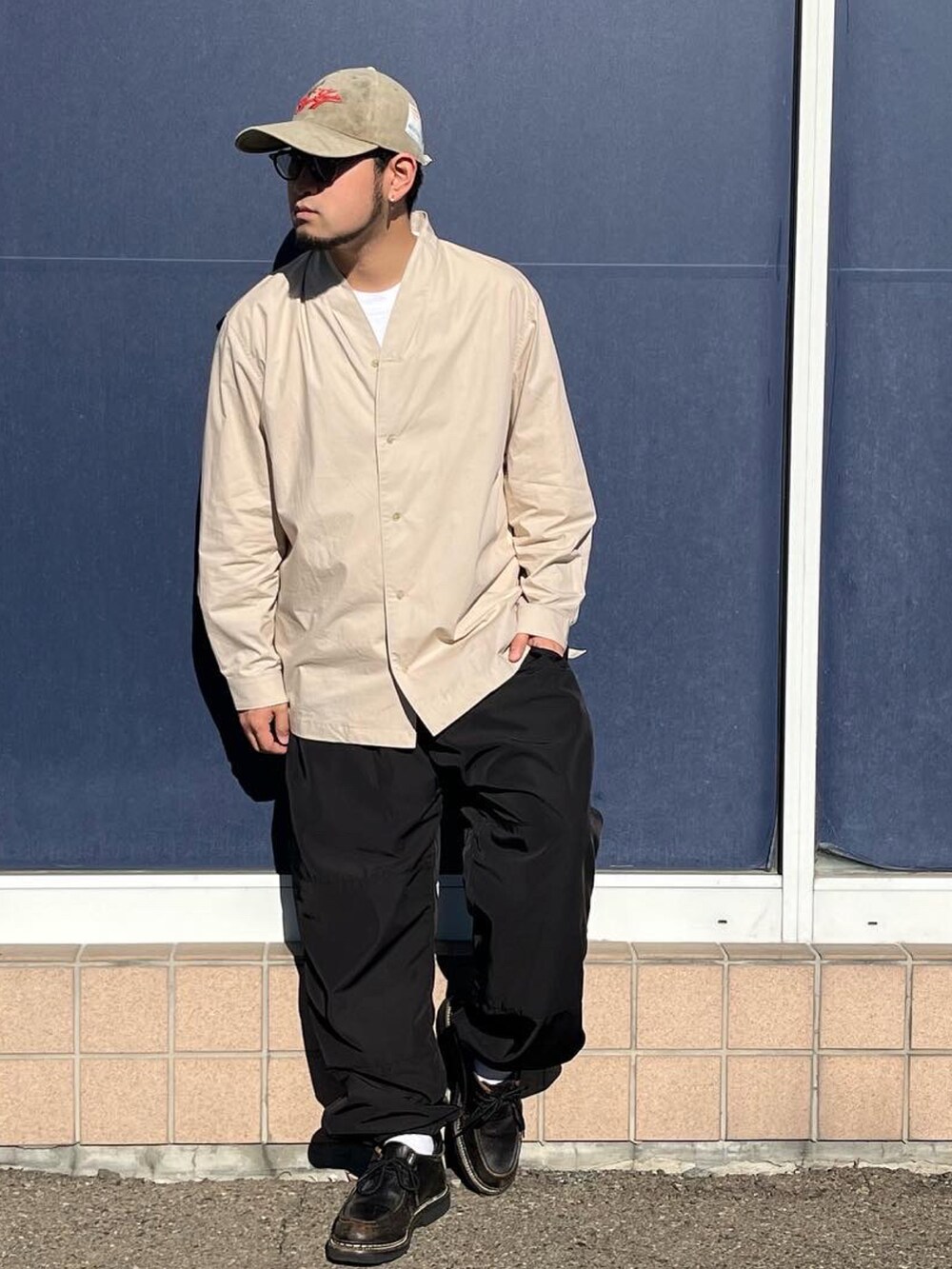 ブルー系のジャケット/アウター、ベージュ系のシャツ/ブラウス、ブラック系のパンツを着用したメンズの冬コーディネートの2枚目の写真