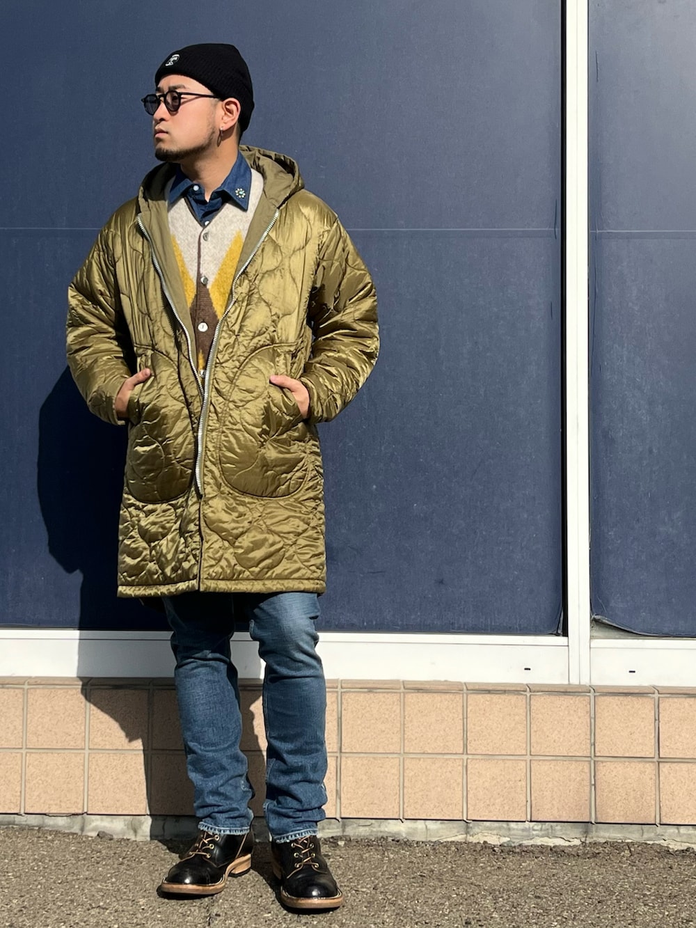 「休日コーデ、カジュアル、シンプル、シンプルスタイル、ootd、モッズコート、アーミーコート、リバーシブル、リバーシブルコート、モヘアニット、モヘアカーディガン、ウエスタンシャツ、デニムパンツ、ニット帽、ブーツ」|「M&Mのアイテム(ニットキャップ/ビーニー、ブラック系)」を使った、 Yukiさん(メンズ・180cm)の冬コーディネートの2枚目の写真