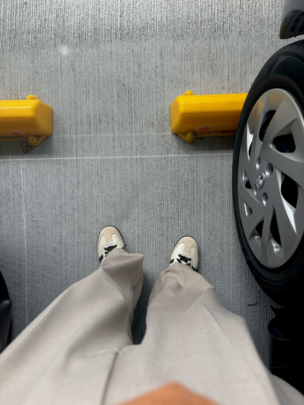 ベージュ系のスニーカー、ベージュ系のスラックス、ブラック系のトートバッグを着用したレディースの秋コーディネートの2枚目の写真