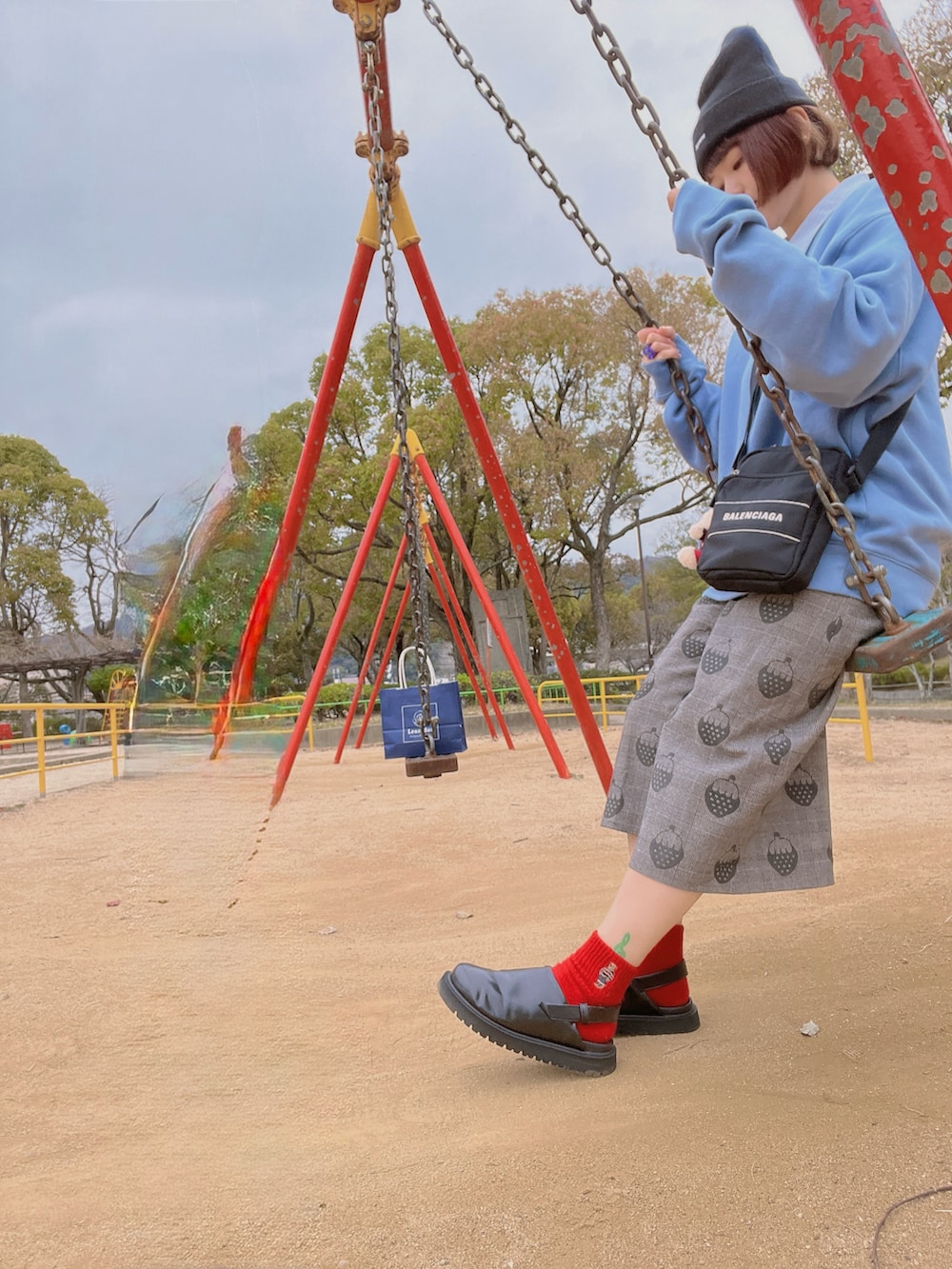 ブルー系のシャツ/ブラウス、ブルー系のスウェット、ブラック系のバッグを着用したレディースの夏コーディネートの3枚目の写真