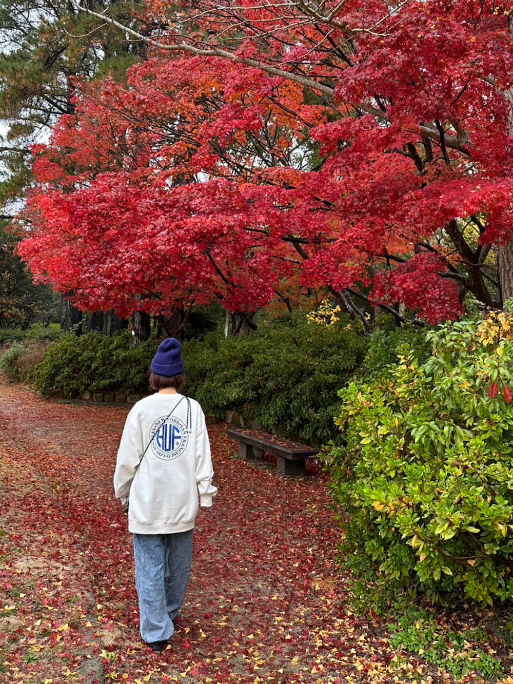 ホワイト系のスウェット、ブルー系のデニムパンツ、ブルー系のニットキャップ/ビーニーを着用したレディースの冬コーディネートの2枚目の写真