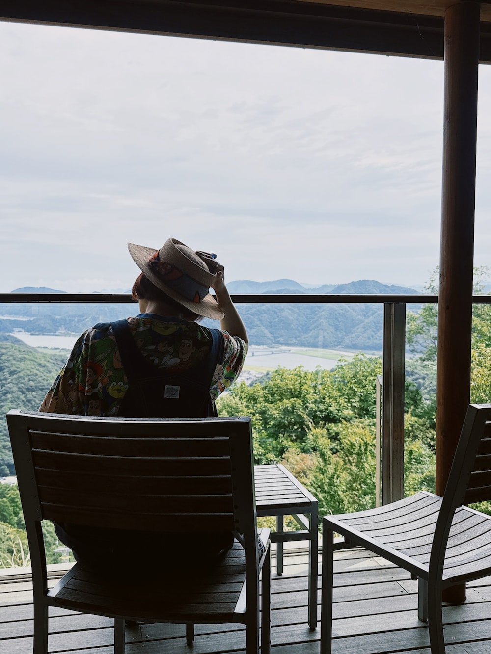 ベージュ系のショルダーバッグ、ブルー系のサロペット/オーバーオール、ブラック系のサンダルを着用したレディースの秋コーディネートの2枚目の写真