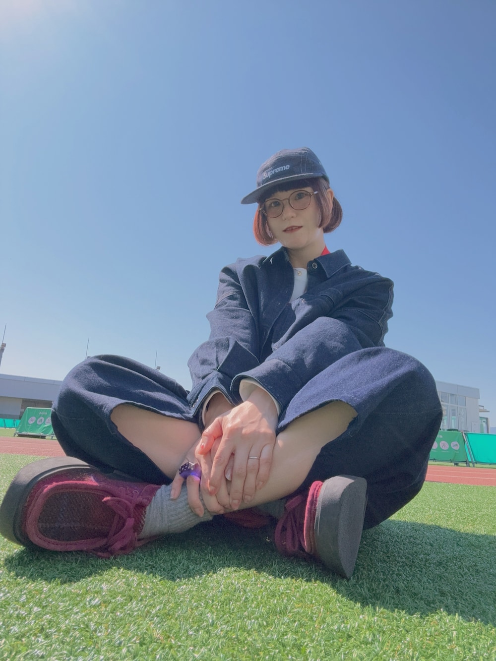 ブラック系のデニムジャケット、ホワイト系のTシャツ/カットソー、ブルー系のデニムパンツを着用したレディースの春コーディネートの2枚目の写真