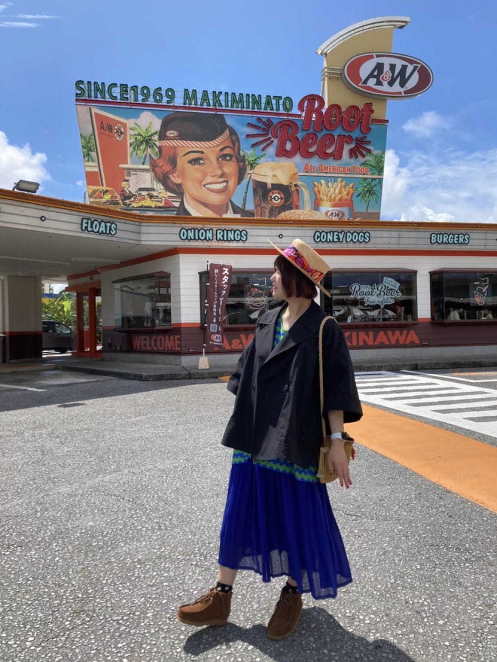 ベージュ系のボディバッグ/ウエストポーチ、ブラック系のチェスターコート、グリーン系のTシャツ/カットソーを着用したレディースの冬コーディネートの3枚目の写真