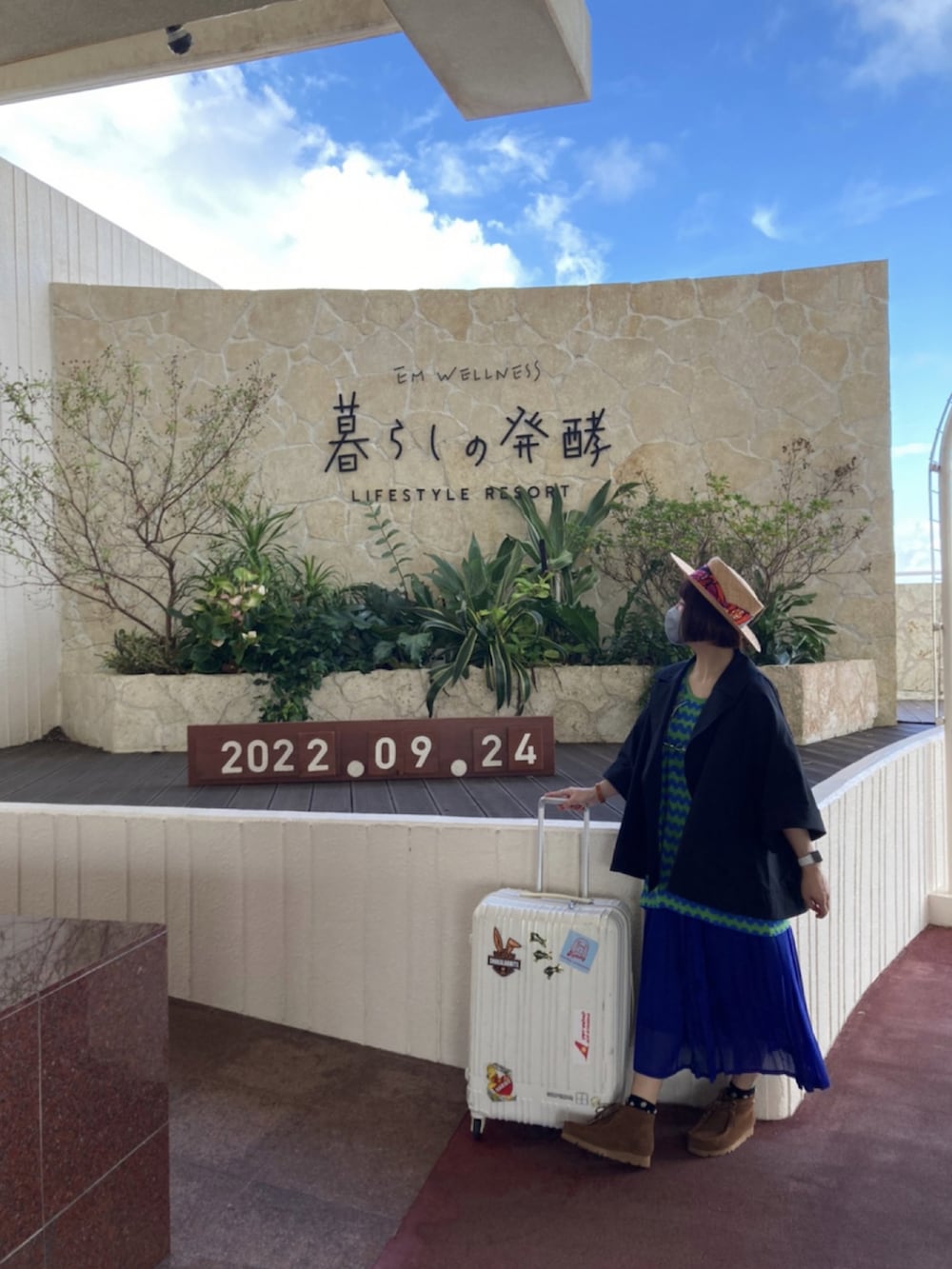 ベージュ系のボディバッグ/ウエストポーチ、ブラック系のチェスターコート、グリーン系のTシャツ/カットソーを着用したレディースの冬コーディネートの4枚目の写真