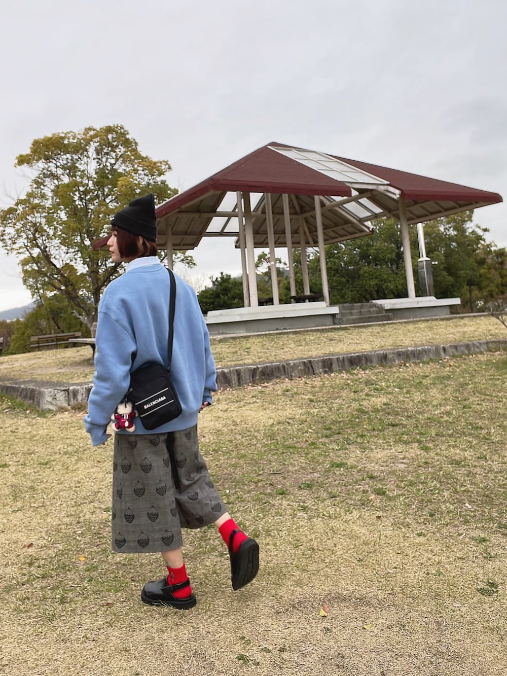 ブルー系のシャツ/ブラウス、ブルー系のスウェット、ブラック系のバッグを着用したレディースの夏コーディネートの2枚目の写真