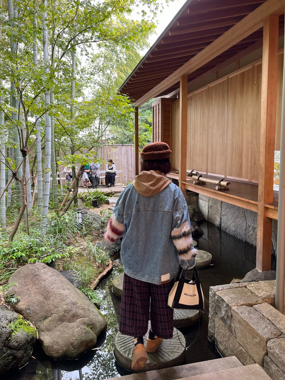 その他のデニムジャケット、ベージュ系のブルゾン、ホワイト系のトートバッグを着用したレディースの冬コーディネートの2枚目の写真