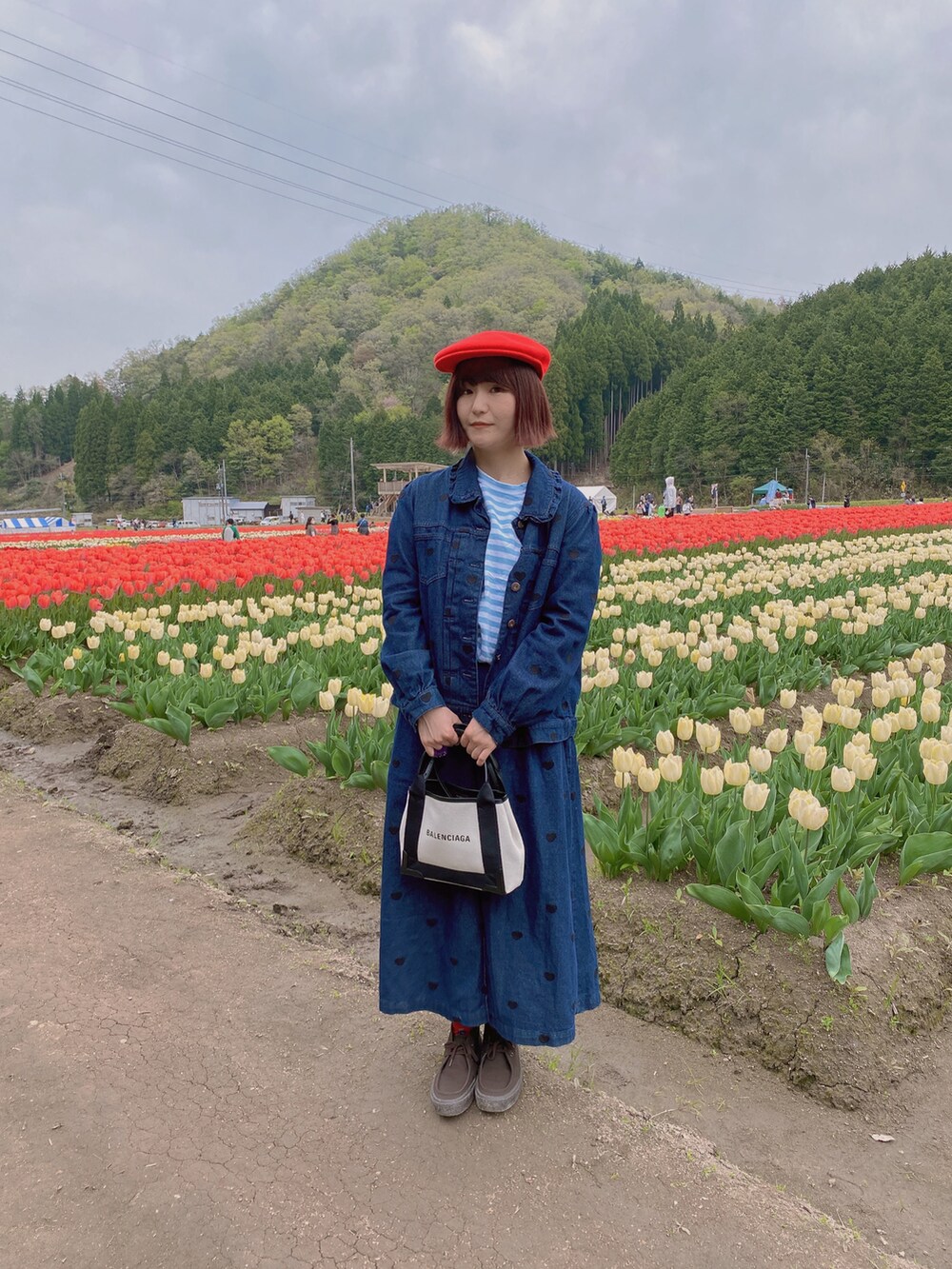 ブルー系のスカート、ブルー系のデニムジャケット、ブルー系のTシャツ/カットソーを着用したレディースの春コーディネートの2枚目の写真