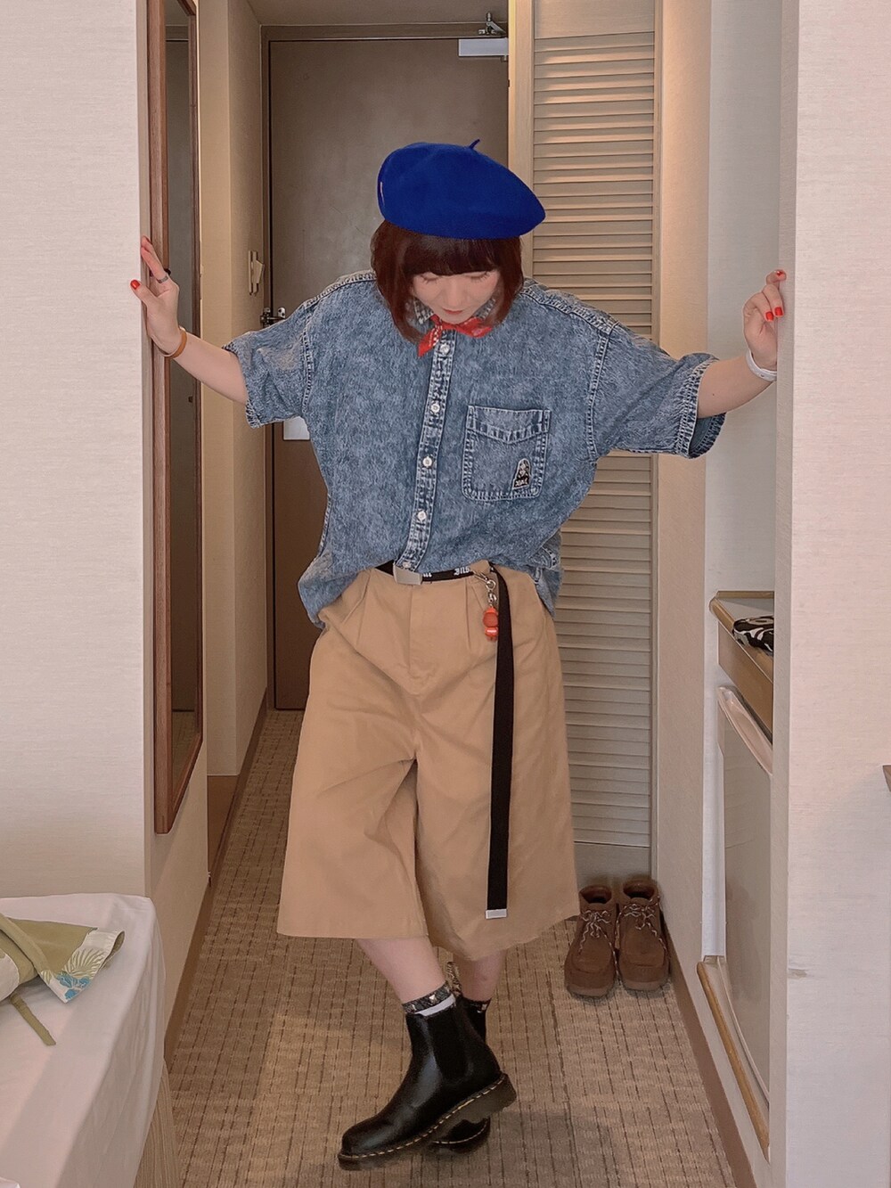 ブルー系のシャツ/ブラウス、ベージュ系のパンツ、ブラック系のブーツを着用したレディースの冬コーディネートの2枚目の写真