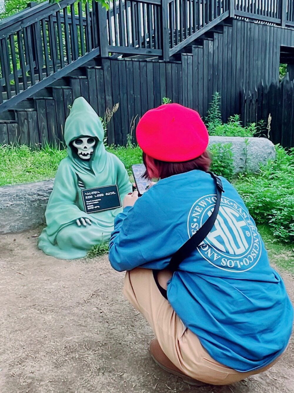 ブルー系のTシャツ/カットソー、ベージュ系のパンツ、ブラウン系のドレスシューズを着用したレディースの春コーディネートの2枚目の写真