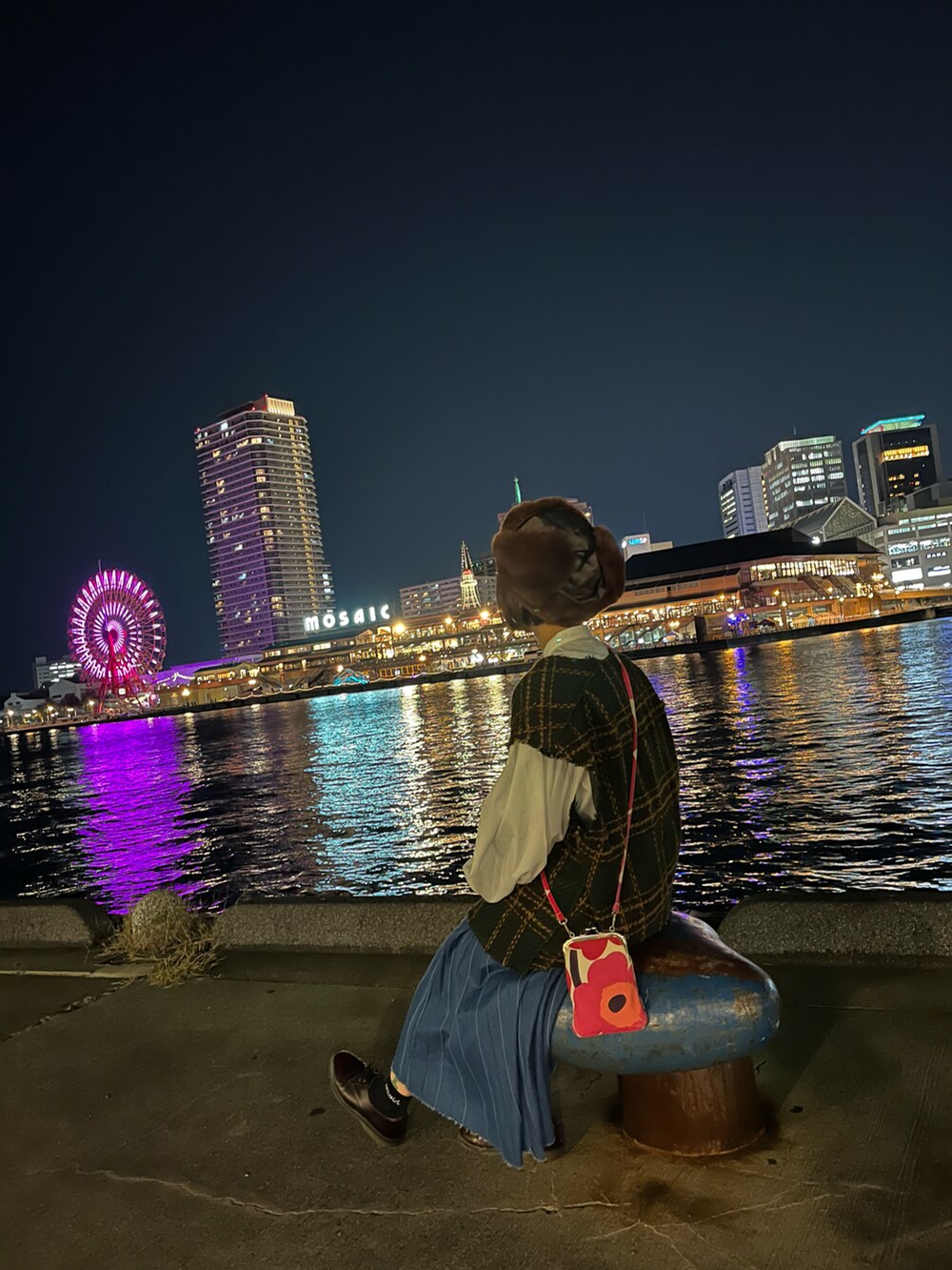 グリーン系のワンピース、ブルー系のバックパック/リュック、レッド系のショルダーバッグを着用したレディースの秋コーディネートの2枚目の写真