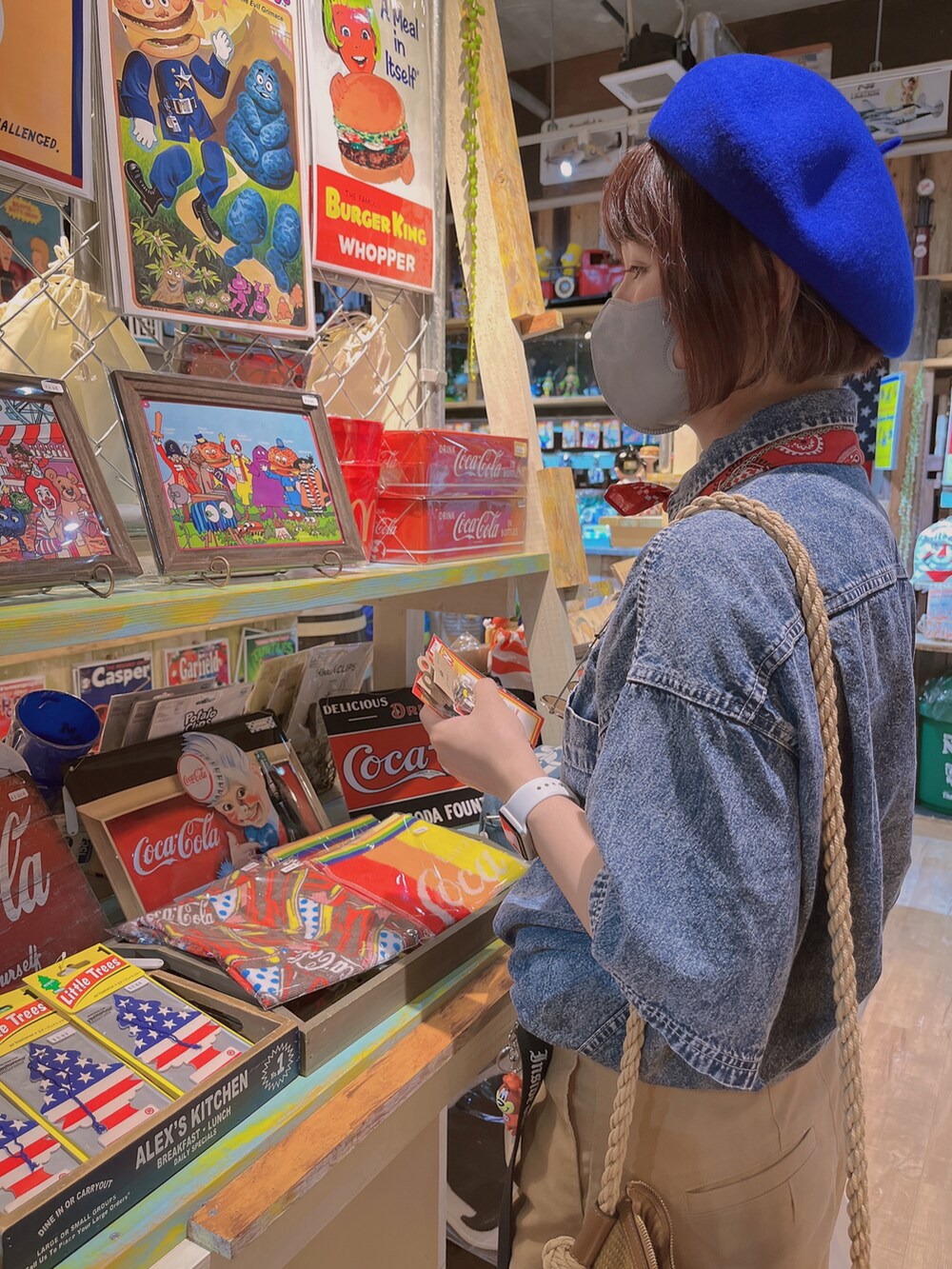 ブルー系のシャツ/ブラウス、ベージュ系のパンツ、ブラック系のブーツを着用したレディースの冬コーディネートの3枚目の写真