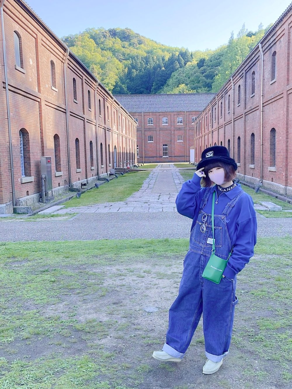 ブルー系のポロシャツ、ブルー系のTシャツ/カットソー、ブルー系のサロペット/オーバーオールを着用したレディースの春コーディネートの2枚目の写真