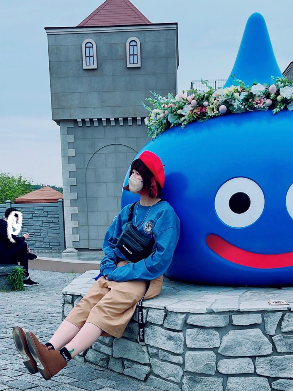 ブルー系のTシャツ/カットソー、ベージュ系のパンツ、ブラウン系のドレスシューズを着用したレディースの春コーディネートの4枚目の写真