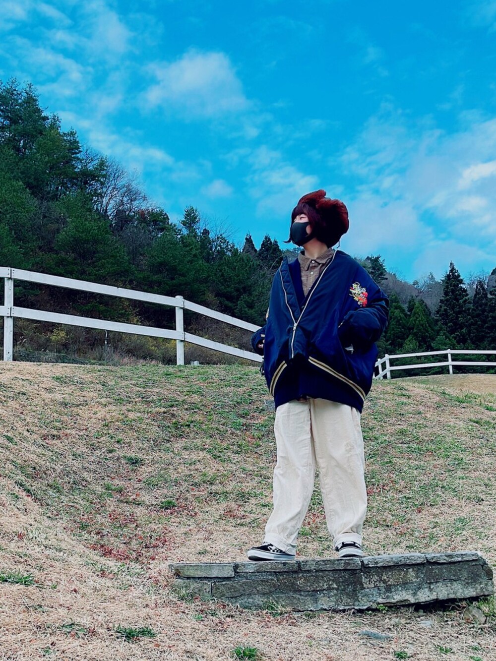 ブラウン系のシャツ/ブラウス、ブルー系のカーディガン/ボレロ、ホワイト系のパンツを着用したレディースの冬コーディネートの3枚目の写真