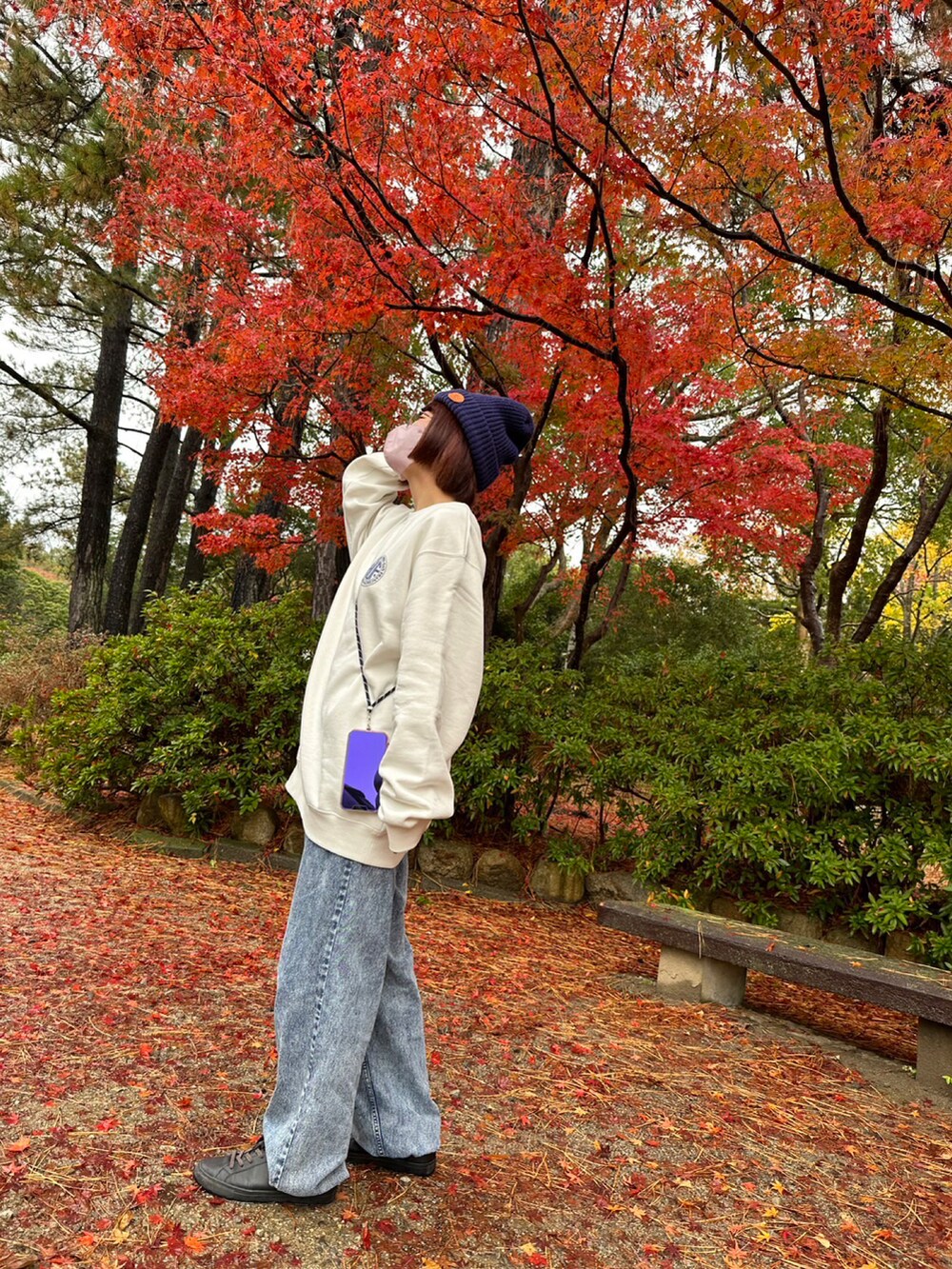 ホワイト系のスウェット、ブルー系のデニムパンツ、ブルー系のニットキャップ/ビーニーを着用したレディースの冬コーディネートの3枚目の写真