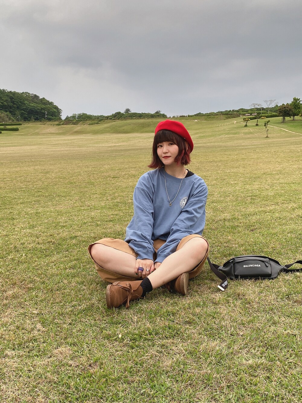 ブルー系のTシャツ/カットソー、ベージュ系のパンツ、ブラウン系のドレスシューズを着用したレディースの春コーディネートの5枚目の写真