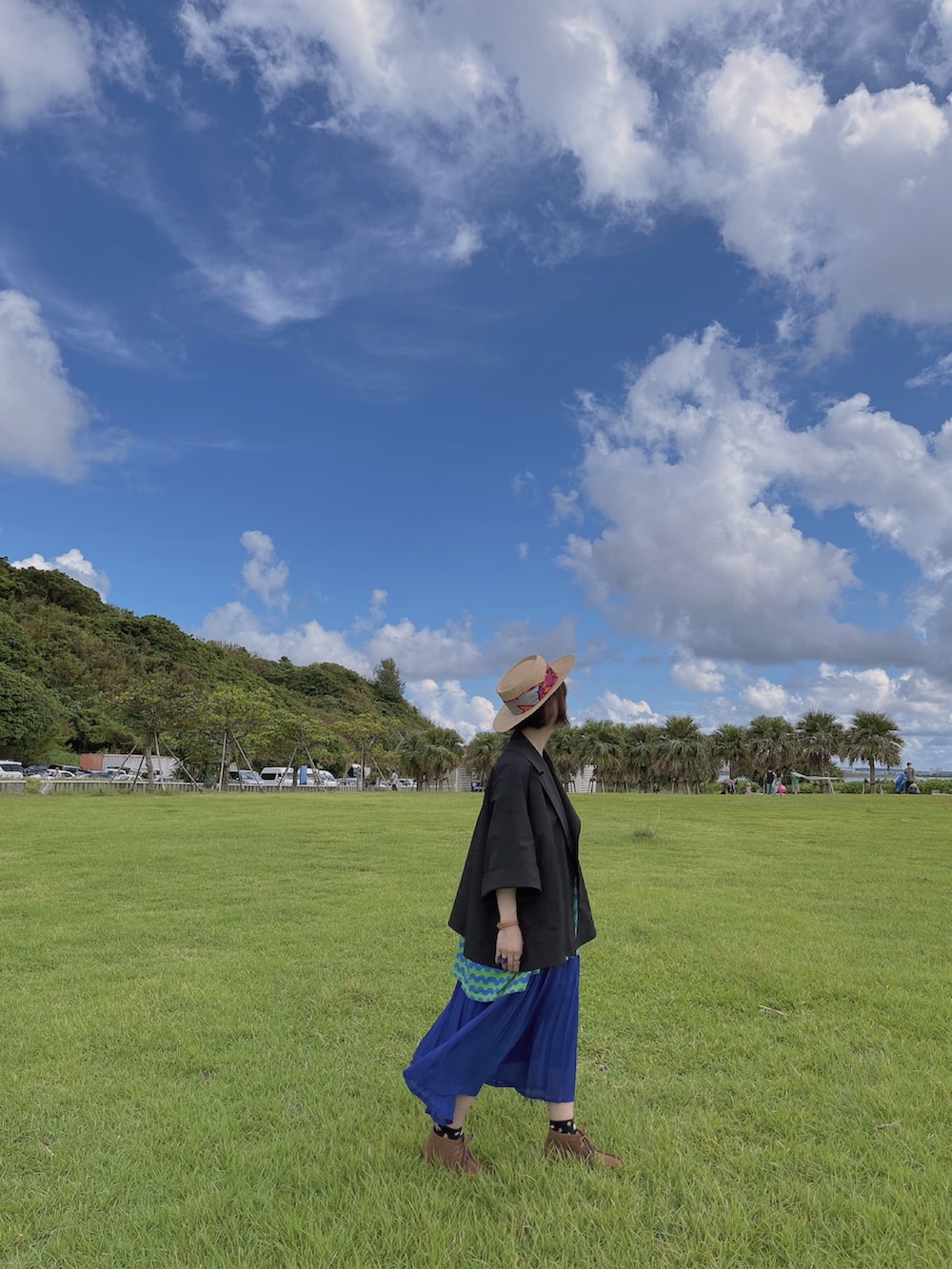 ベージュ系のボディバッグ/ウエストポーチ、ブラック系のチェスターコート、グリーン系のTシャツ/カットソーを着用したレディースの冬コーディネートの2枚目の写真