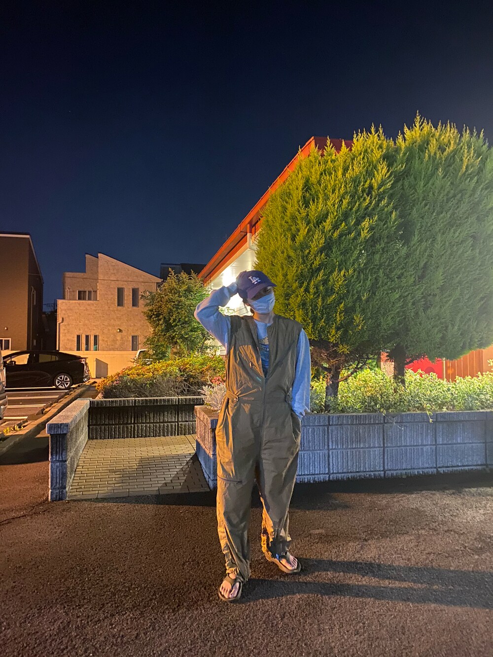 ブラウン系のつなぎ/オールインワン、グリーン系のサンダル、ブルー系のキャップを着用したレディースの夏コーディネートの2枚目の写真