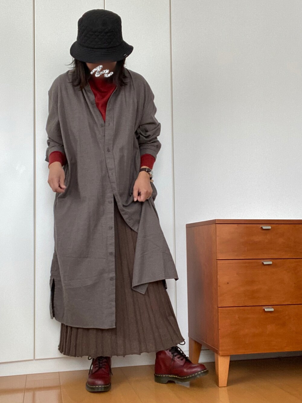 「秋のコーデ、MUJI、大人カジュアル、ニットスカート、シャツワンピ、バケハ、フランネル、ドクターマーチン」｜「無印良品のアイテム（シャツワンピース、グレー系）」を使った、izuさん（レディース・168cm）の秋コーディネートの2枚目の写真