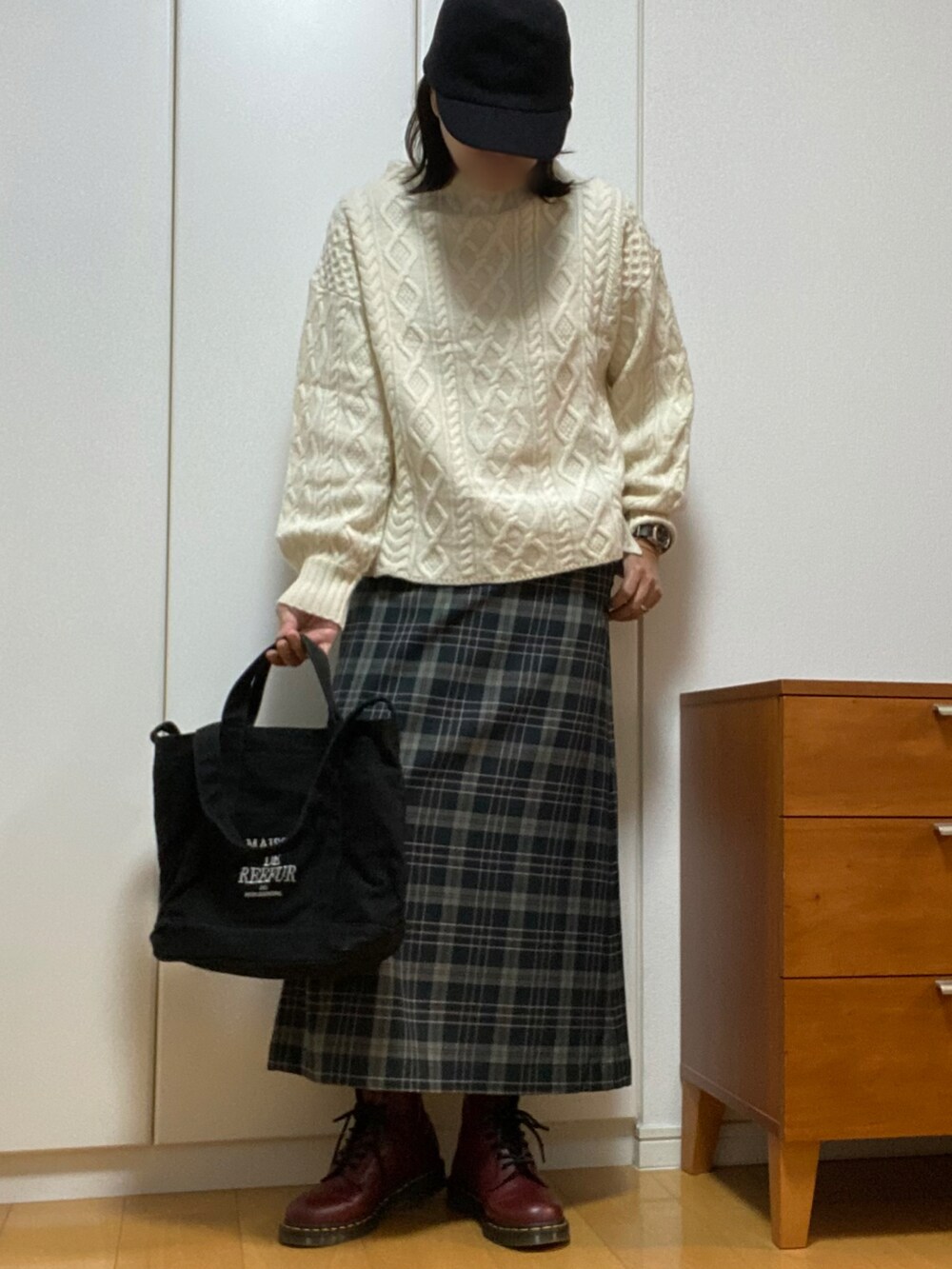 ホワイト系のニット/セーター、グリーン系のスカート、レッド系のブーツを着用したレディースの秋コーディネートの2枚目の写真