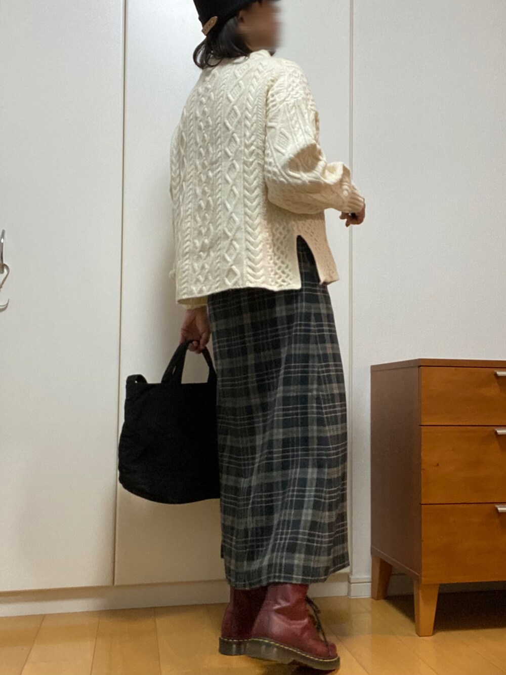 ホワイト系のニット/セーター、グリーン系のスカート、レッド系のブーツを着用したレディースの秋コーディネートの3枚目の写真