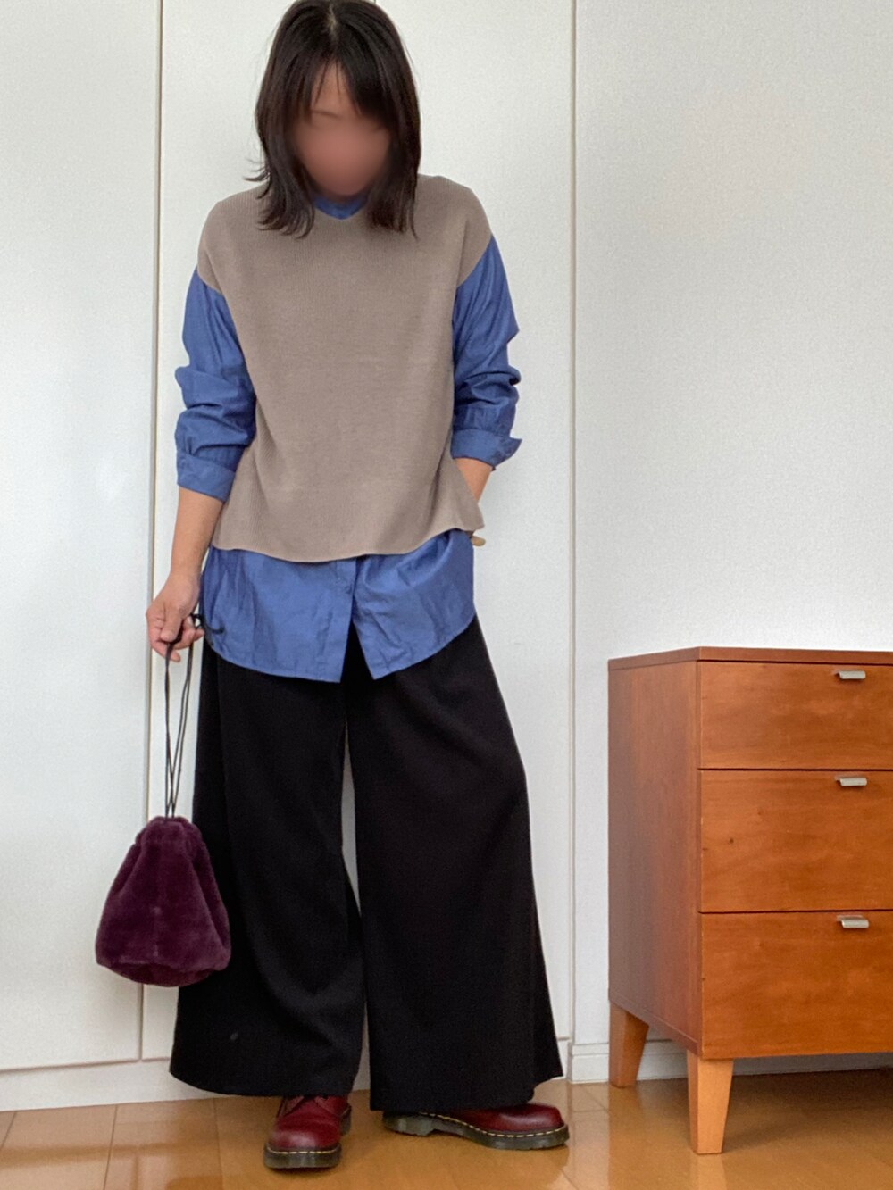 「ダンガリーシャツ、ニットベスト、ワイドパンツ、大人カジュアル、おしゃれさんと繋がりたい、ブラック、きれいめカジュアル」｜「SENSE OF PLACE by URBAN RESEARCHのVネックコクーンベスト（ベスト、グレー系）」を使った、izuさん（レディース・168cm）の冬コーディネートの2枚目の写真