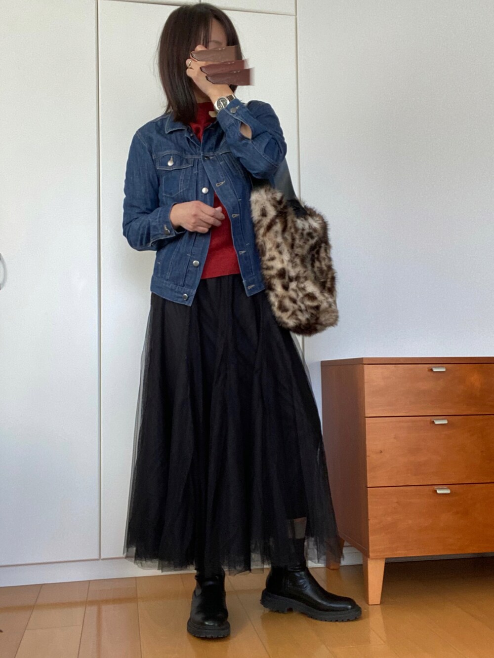 ブルー系のデニムジャケット、ブラック系のスカート、その他のトートバッグを着用したレディースの冬コーディネートの2枚目の写真