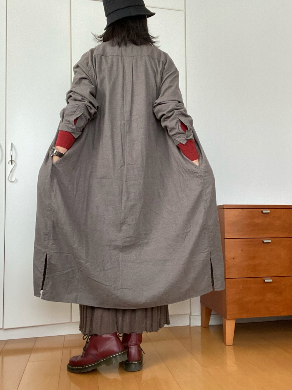 「秋のコーデ、MUJI、大人カジュアル、ニットスカート、シャツワンピ、バケハ、フランネル、ドクターマーチン」｜「無印良品のアイテム（シャツワンピース、グレー系）」を使った、izuさん（レディース・168cm）の秋コーディネートの4枚目の写真