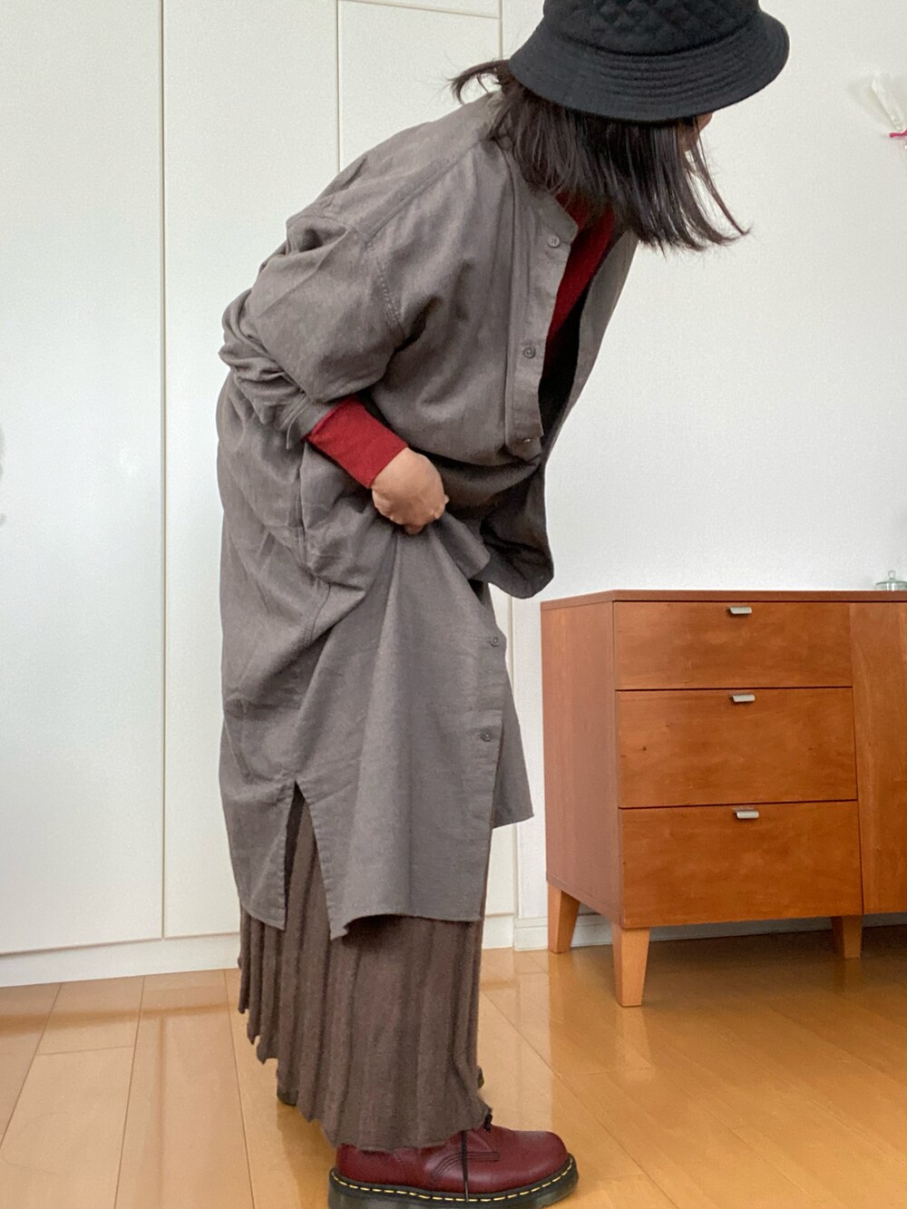 「秋のコーデ、MUJI、大人カジュアル、ニットスカート、シャツワンピ、バケハ、フランネル、ドクターマーチン」｜「無印良品のアイテム（シャツワンピース、グレー系）」を使った、izuさん（レディース・168cm）の秋コーディネートの3枚目の写真