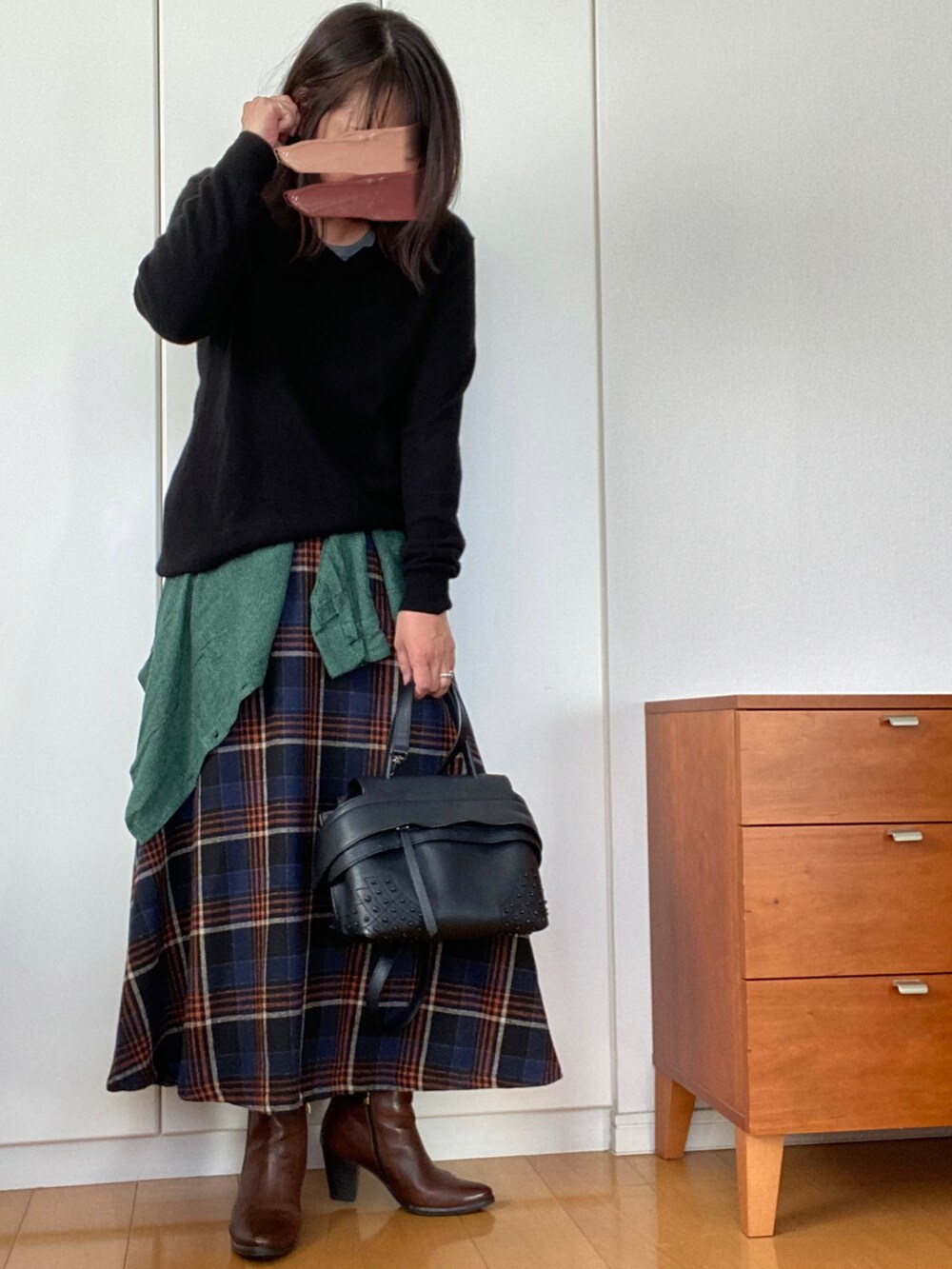 「大人カジュアル、チェックスカート、斜めがけバック、アラフォー、アラフィフ、おしゃれさんと繋がりたい、いつもありがとうございます」｜「TOD’SのTod's 'Small Wave' Studded Leather Satchel（ショルダーバッグ、ブラック系）」を使った、izuさん（レディース・168cm）の冬コーディネートの2枚目の写真