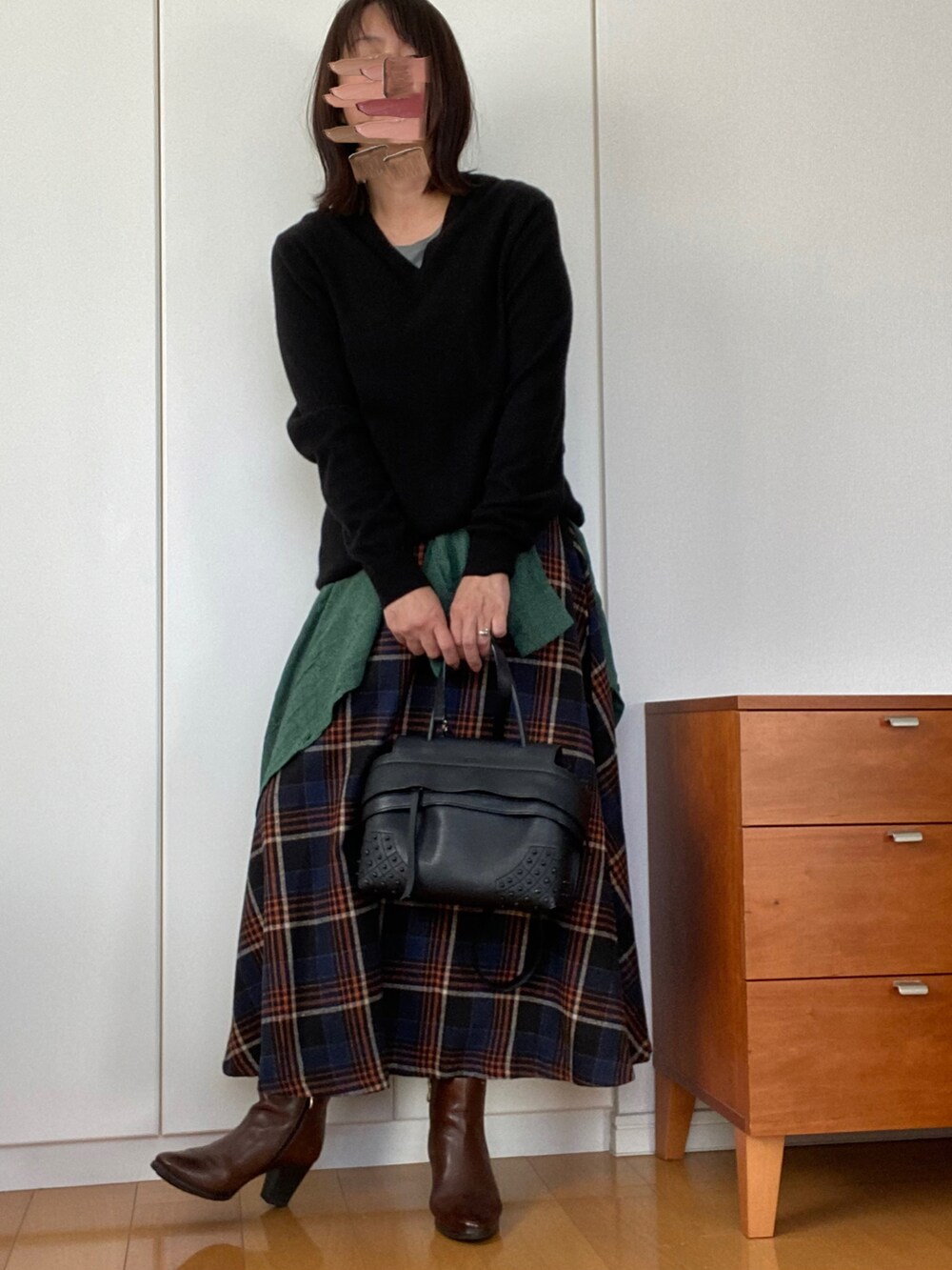 「大人カジュアル、チェックスカート、斜めがけバック、アラフォー、アラフィフ、おしゃれさんと繋がりたい、いつもありがとうございます」｜「TOD’SのTod's 'Small Wave' Studded Leather Satchel（ショルダーバッグ、ブラック系）」を使った、izuさん（レディース・168cm）の冬コーディネートの3枚目の写真