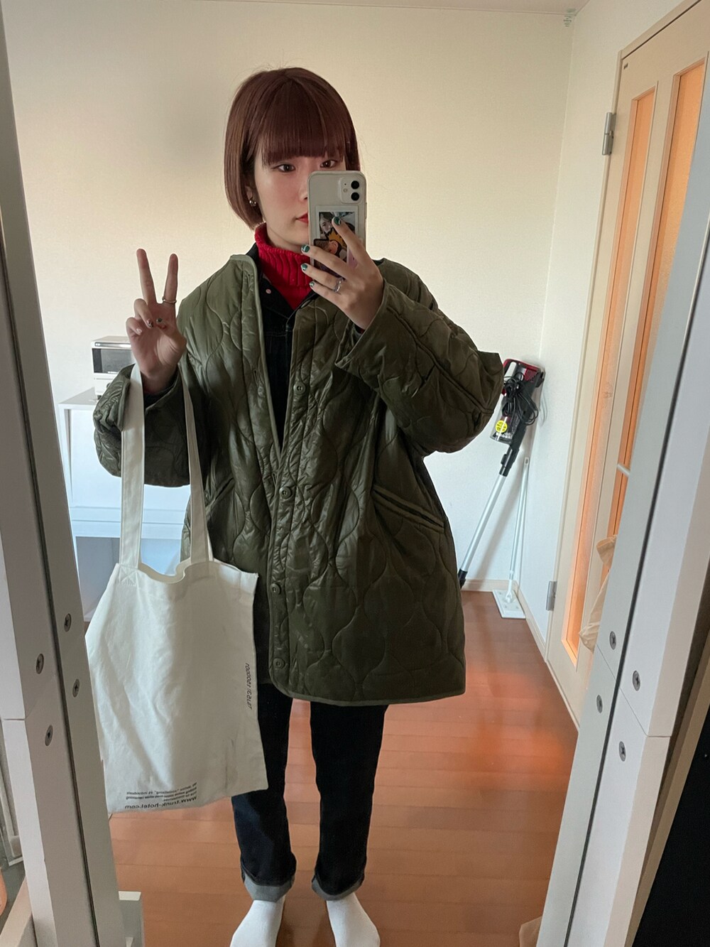 グリーン系のノーカラージャケット、その他のその他を着用したレディースの冬コーディネートの2枚目の写真