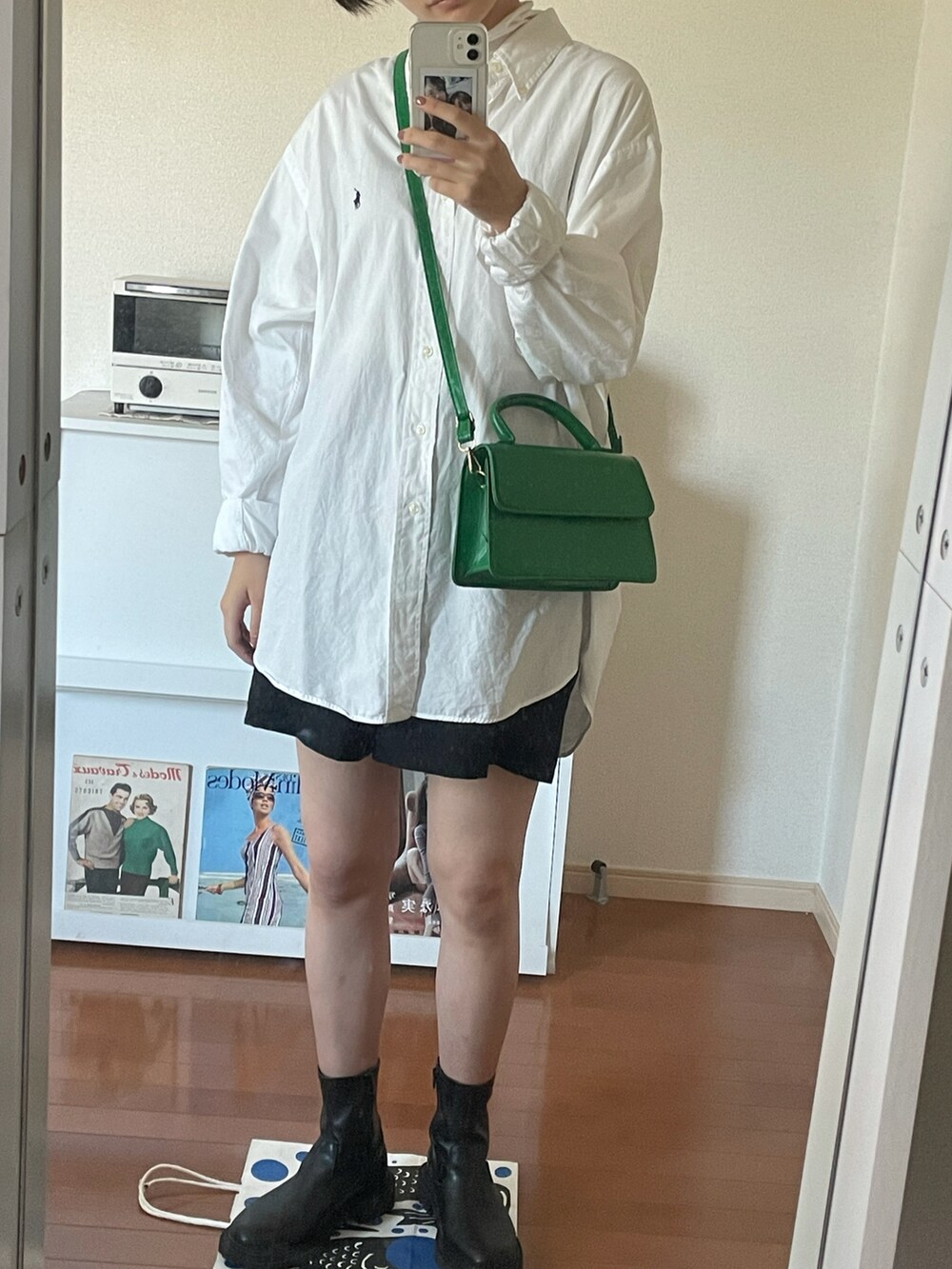 ホワイト系のシャツ/ブラウスを着用したレディースの秋コーディネートの2枚目の写真