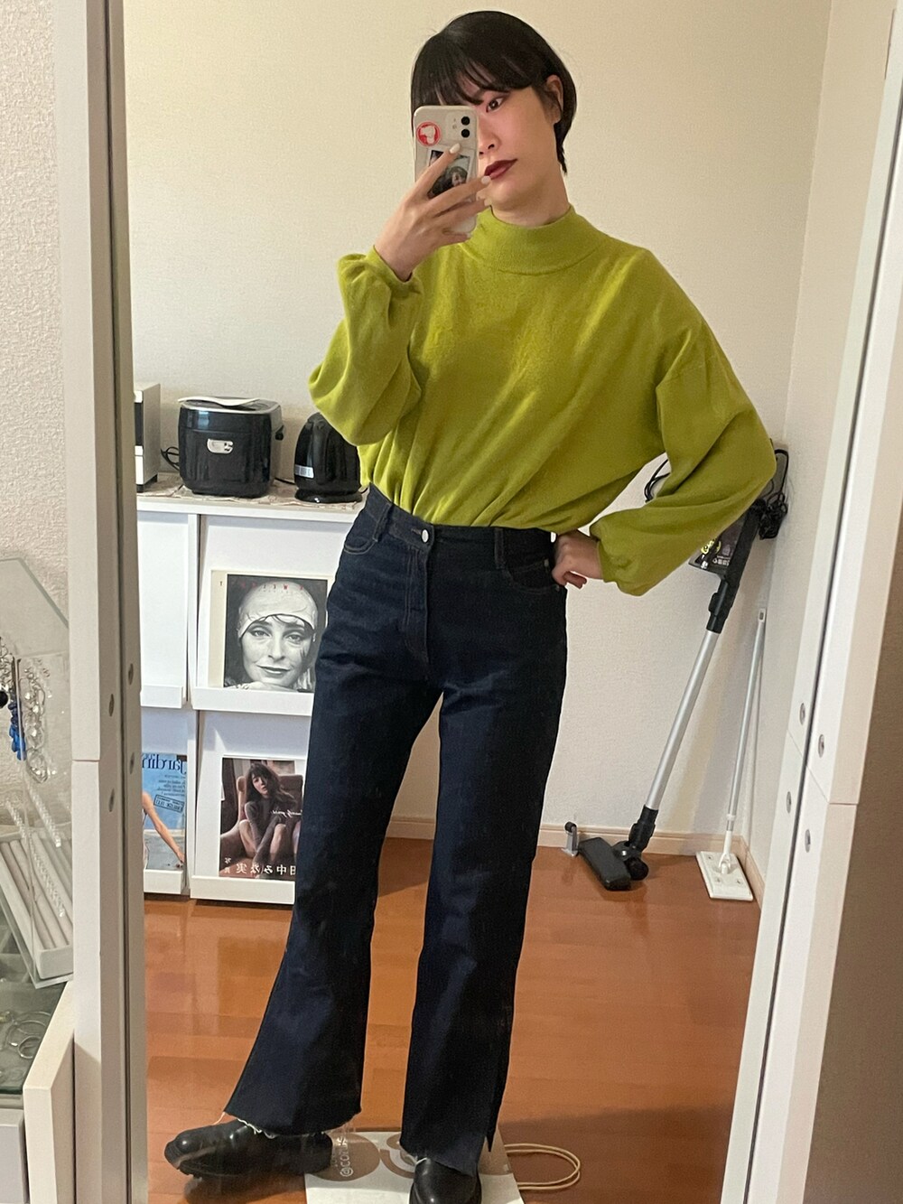 ブルー系のデニムパンツ、グリーン系のニット/セーターを着用したレディースの秋コーディネートの2枚目の写真