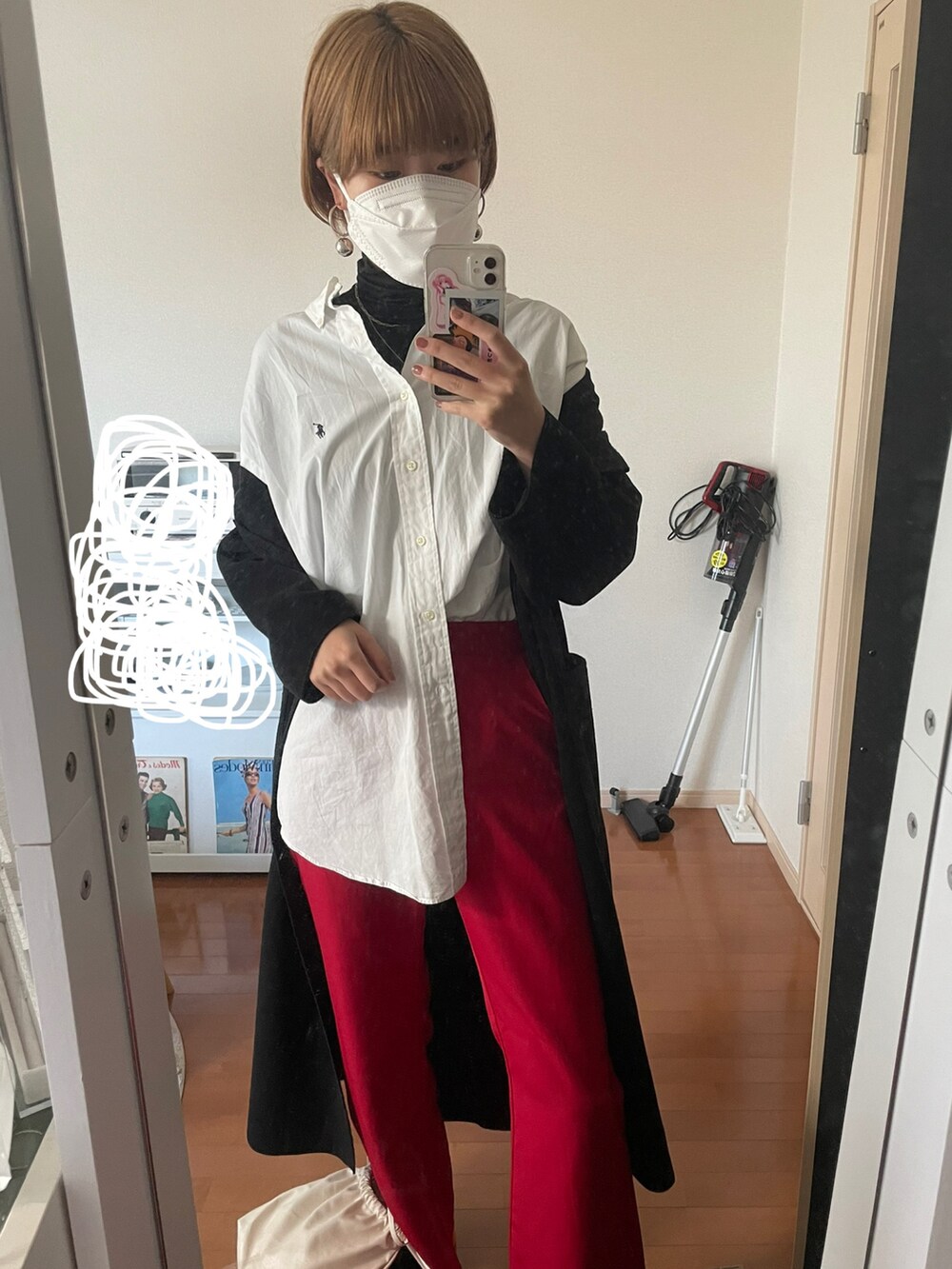 ホワイト系のショルダーバッグを着用したレディースの冬コーディネートの2枚目の写真